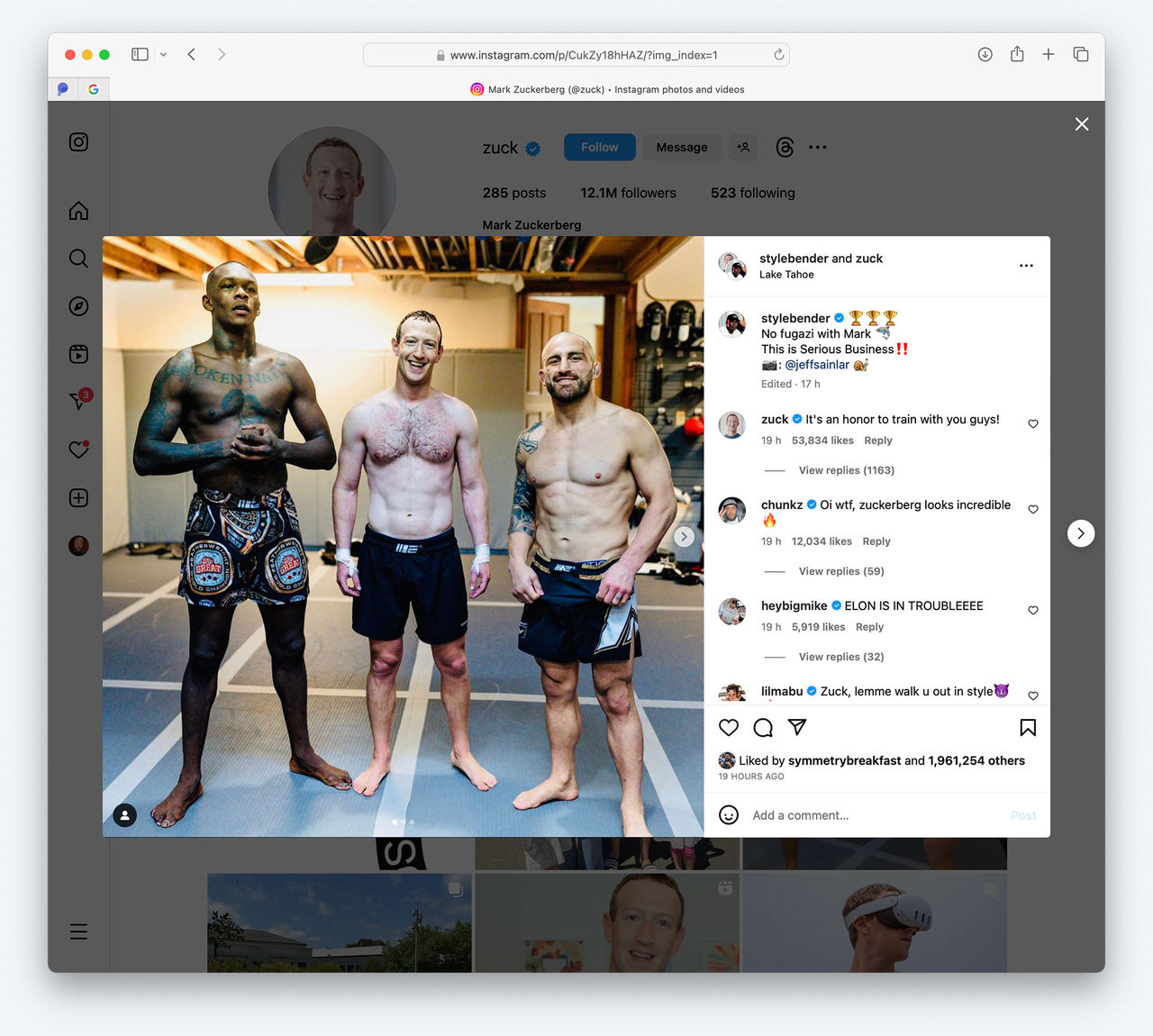 Mark Zuckerberg flexar med bar överkropp