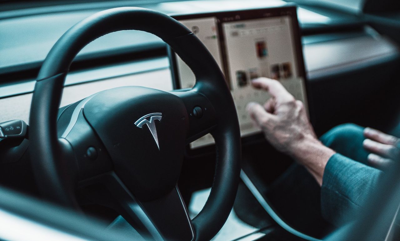 Tesla granskas för problem med styrningen