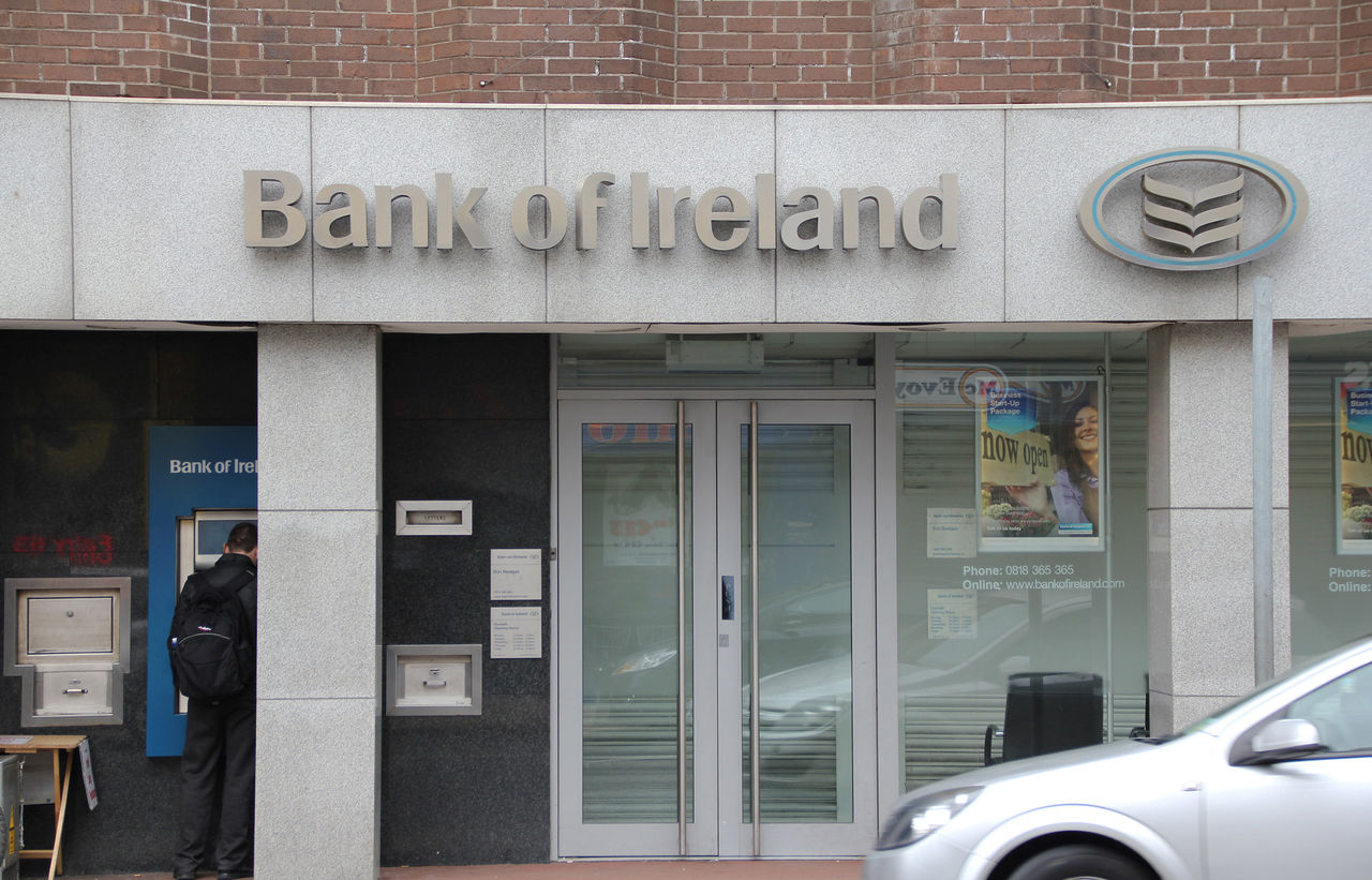 Kunder till irländsk bank kunde ta ut pengar utan täckning