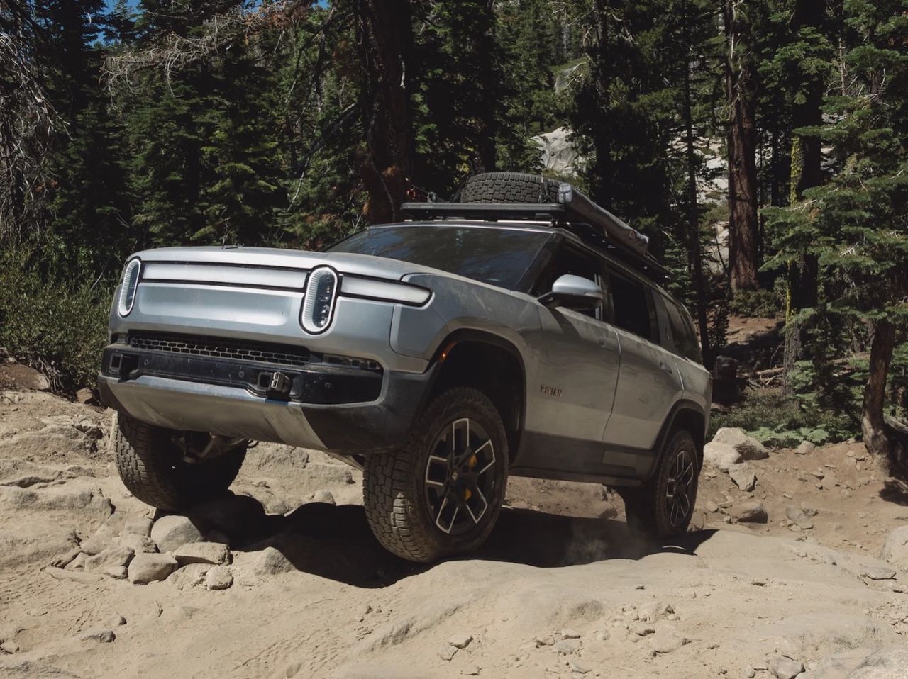 Rivian R1S med dubbla motorer tar sig 56 mil
