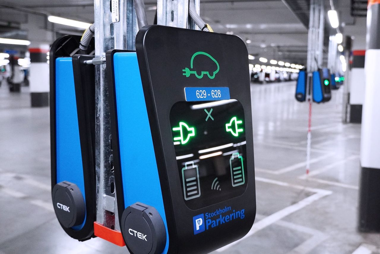 Alla p-platser i Arenagaraget har nu laddning