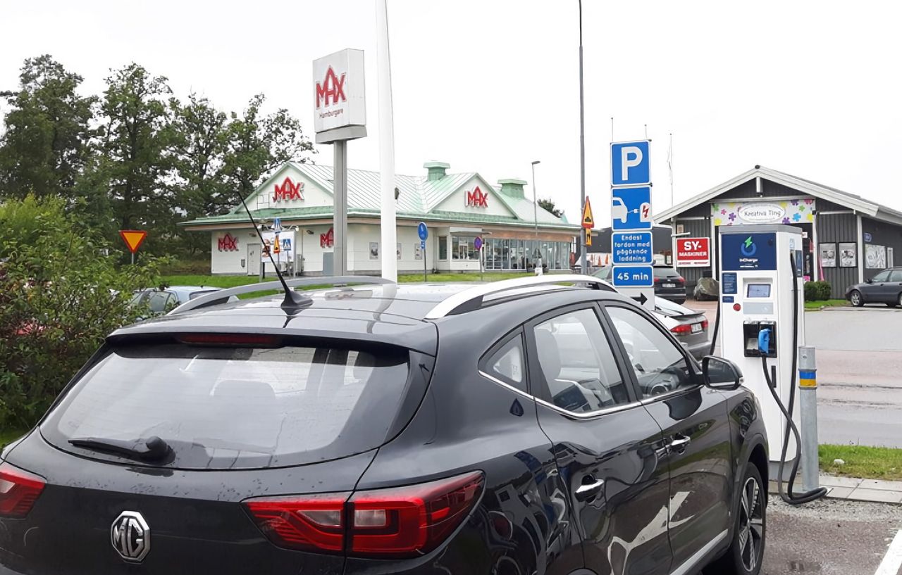 Allt fler kedjor satsar på snabbladdare för elbilar