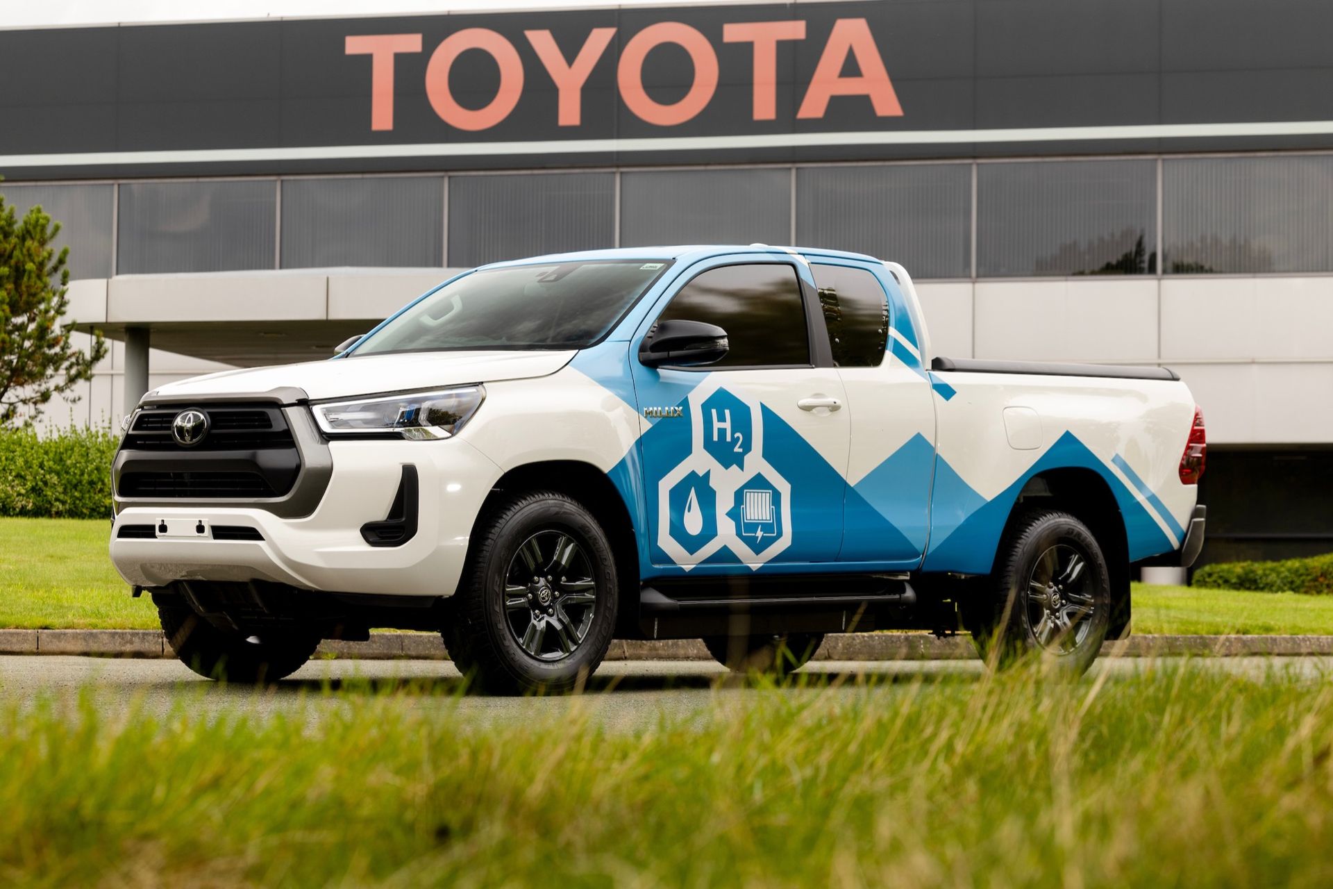 Toyota visar första prototypen av vätgasdriven Hilux