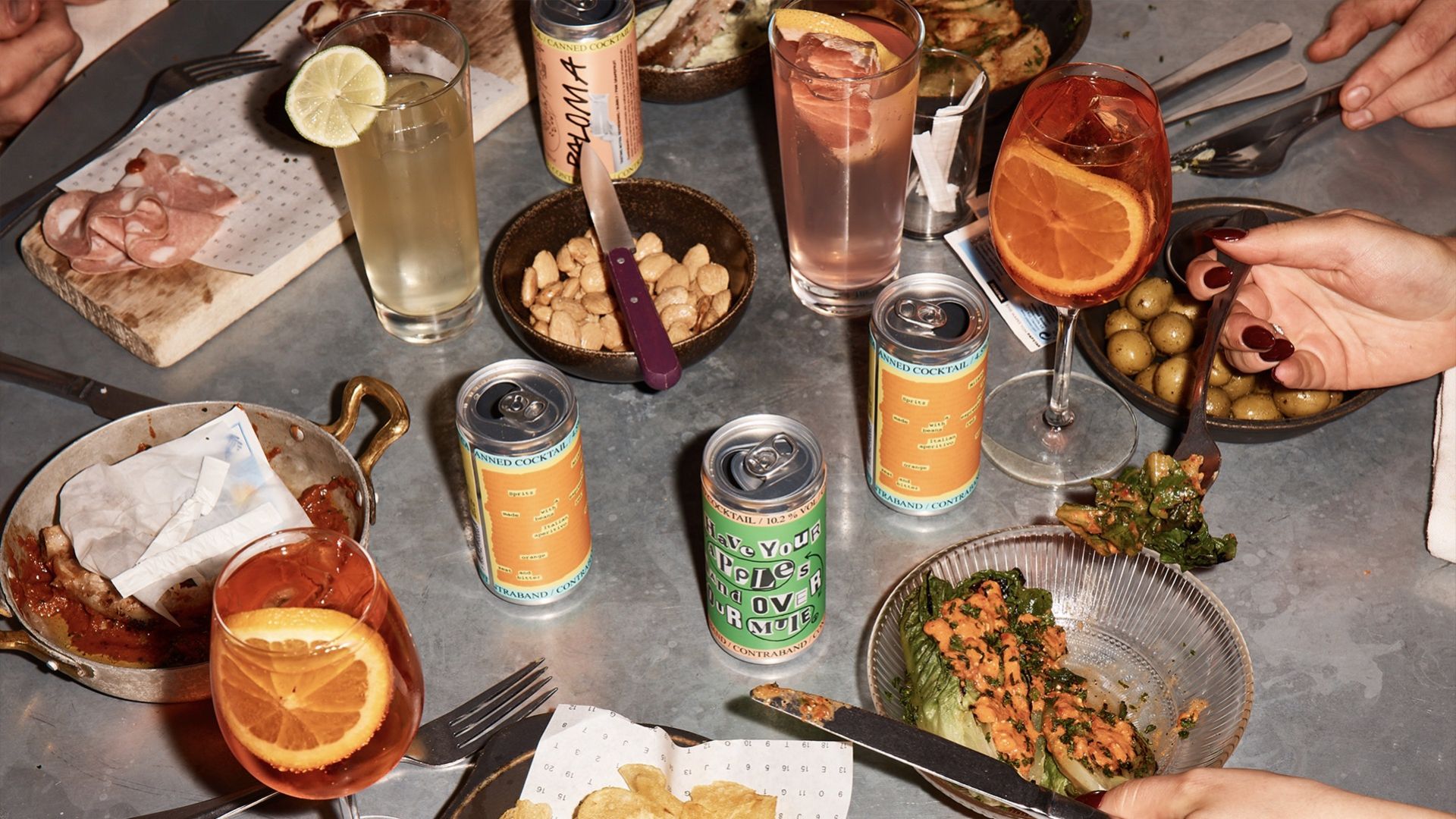 Tjoget släpper drinkar på burk