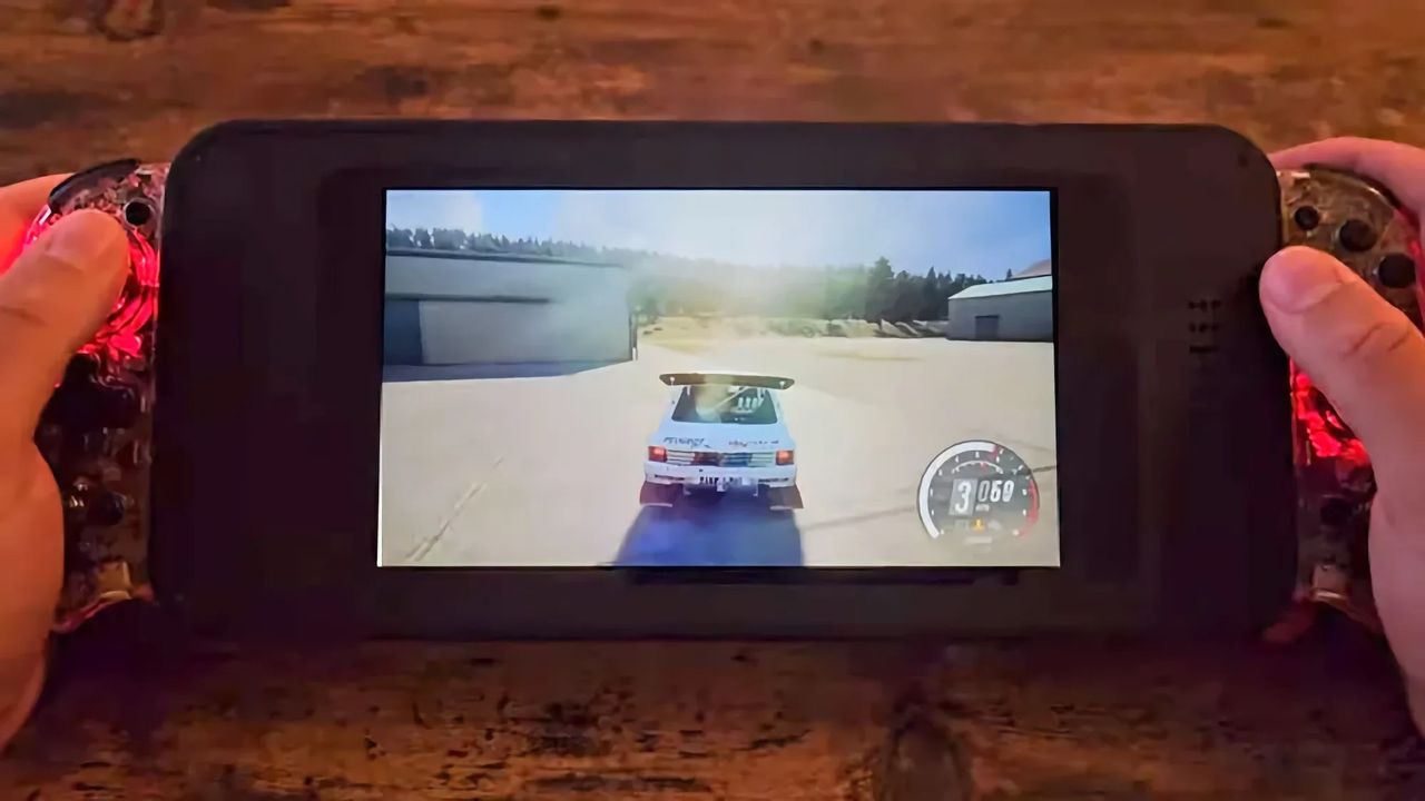 Moddare bygger om Framework-laptop till handhållen PC