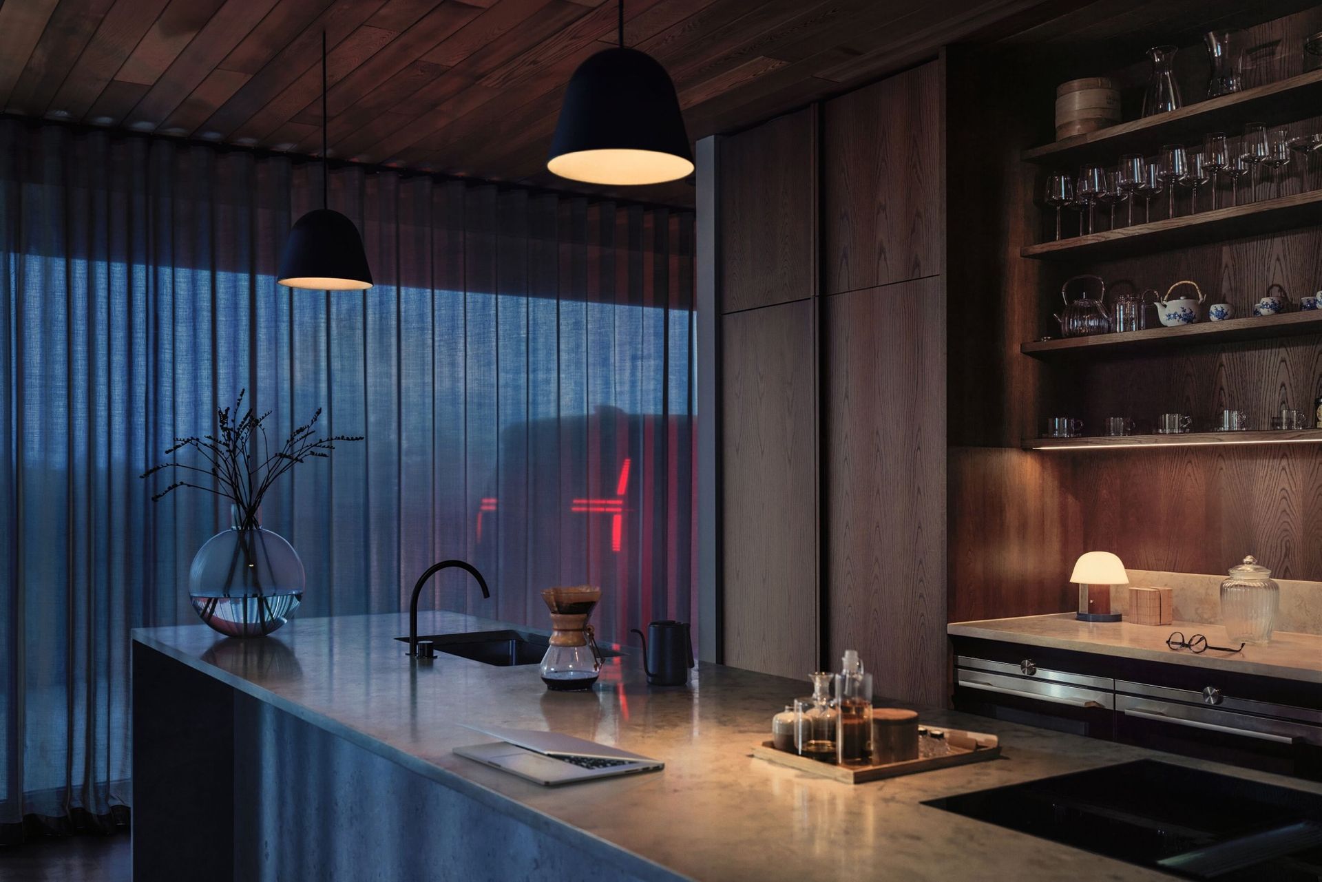 Nya teaserbilder på Volvo EM90