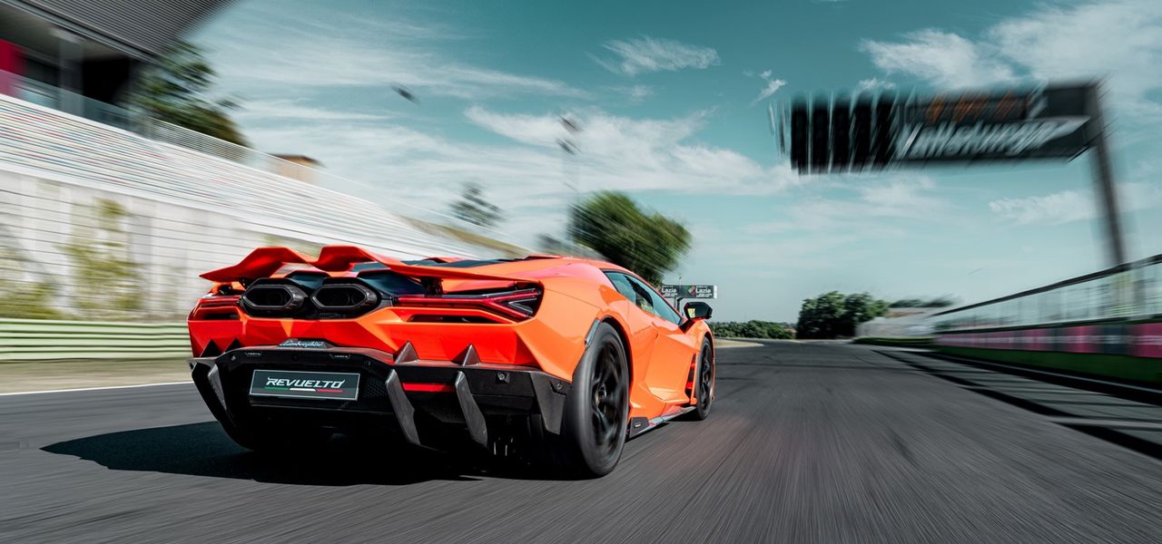 Lamborghini Revuelto brummar bana
