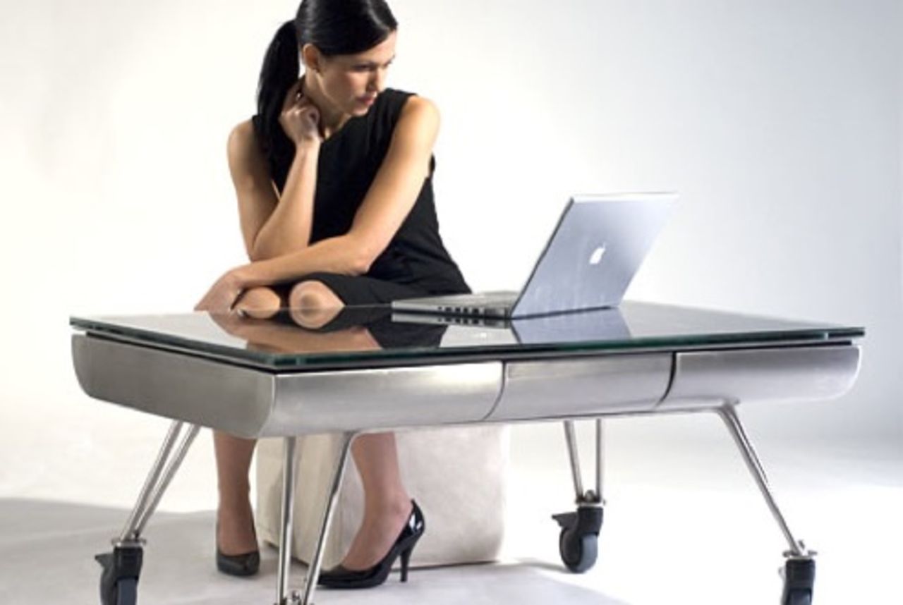 Ett bord som kan ladda din bärbara Mac