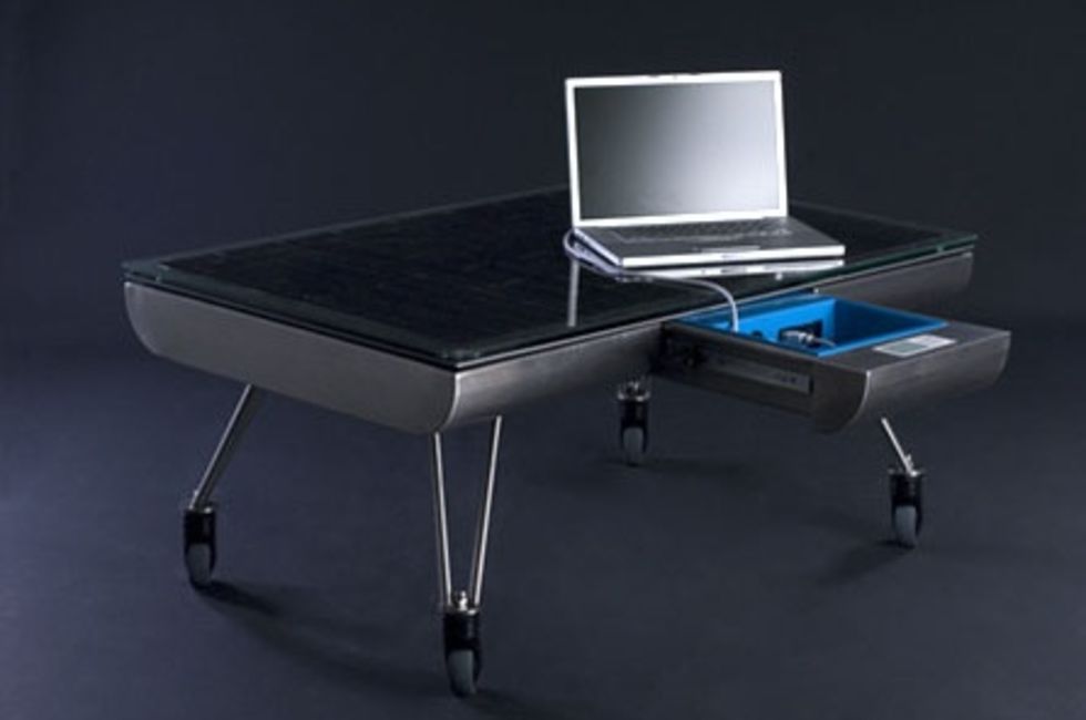Ett bord som kan ladda din bärbara Mac