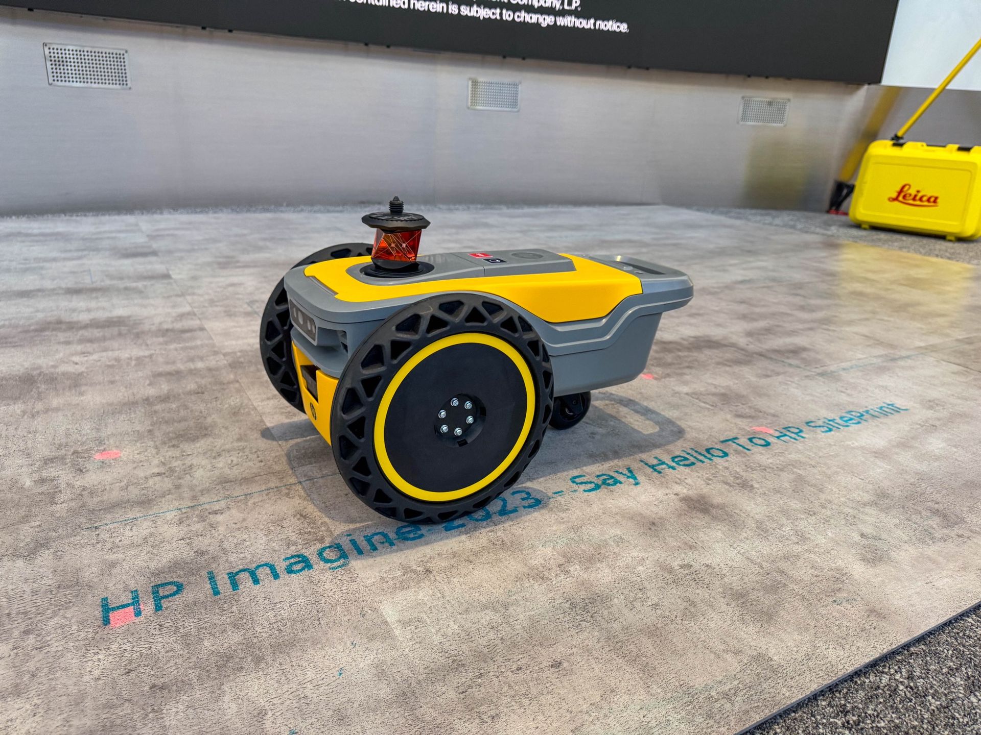 Den här roboten skriver ritningen på golvet