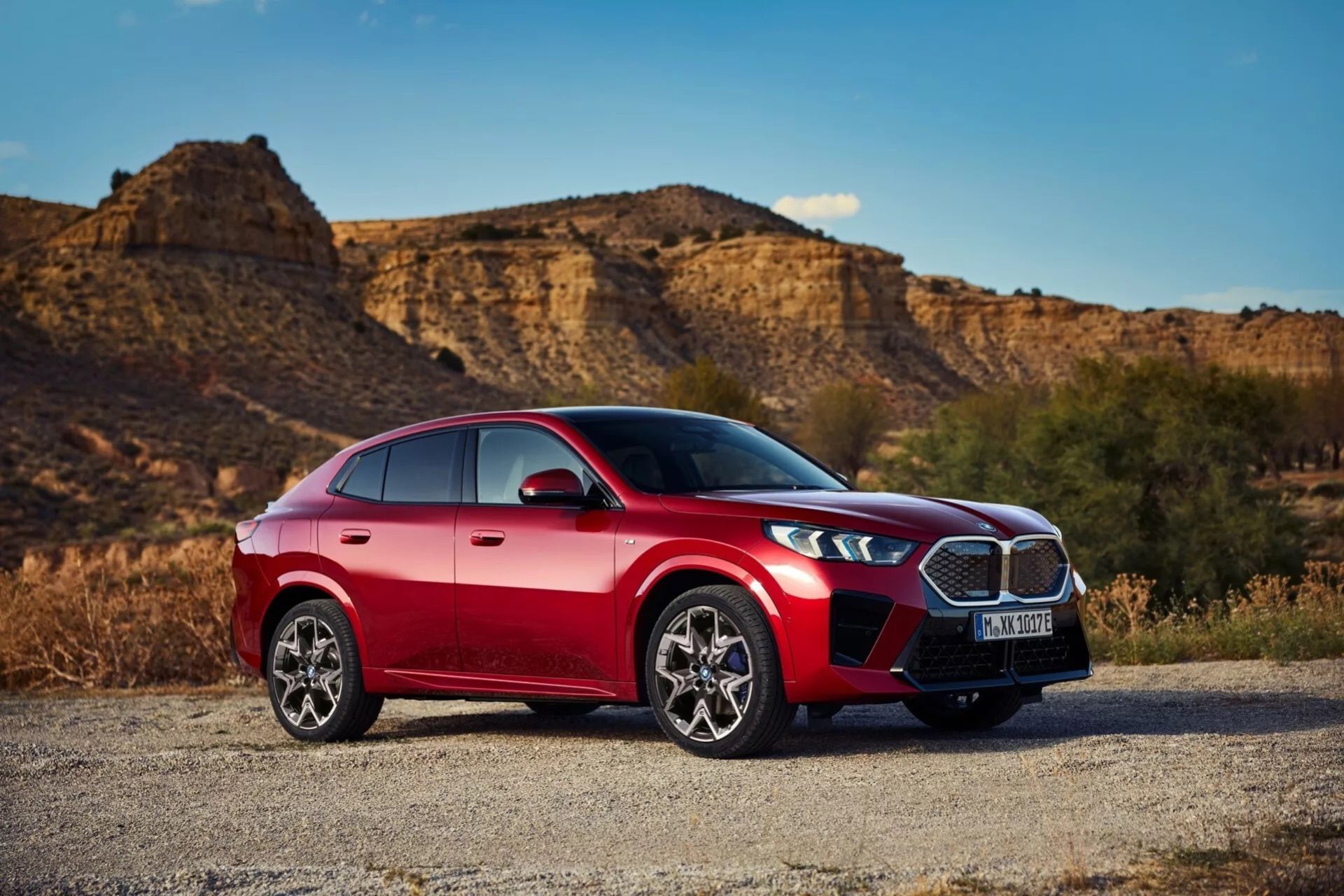 BMW rullar ut X2 med eldrift