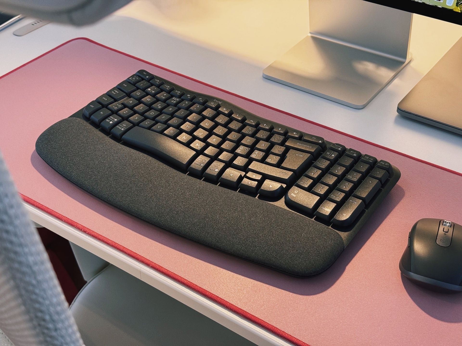 Logitech lanserar det ergonomiska tangentbordet Wave Keys
