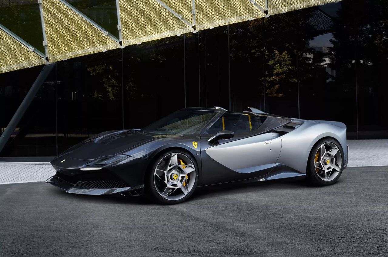 Ferrari presenterar den taklösa specialaren SP-8