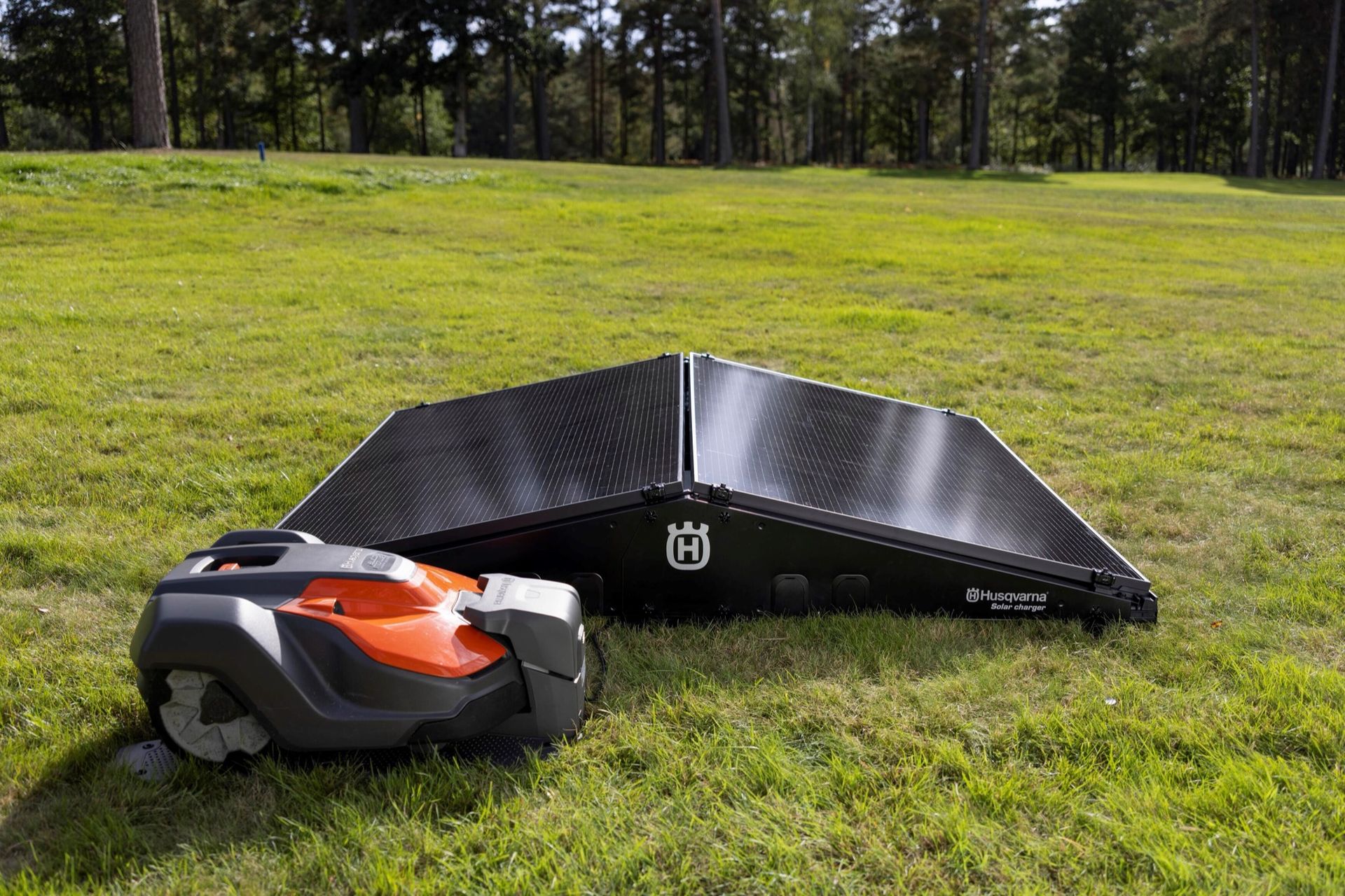 Husqvarna släpper solcellsladdare till robotgräsklippare