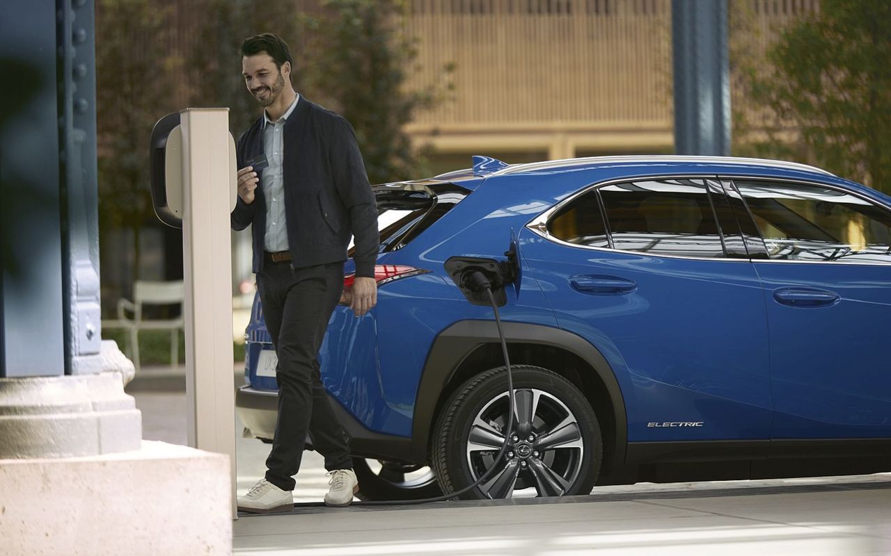 Lexus kanske ska bygga eget laddnätverk i Japan