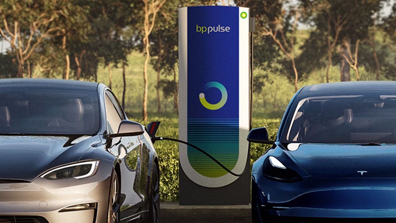 Oljebolaget BP köper snabbladdare från Tesla
