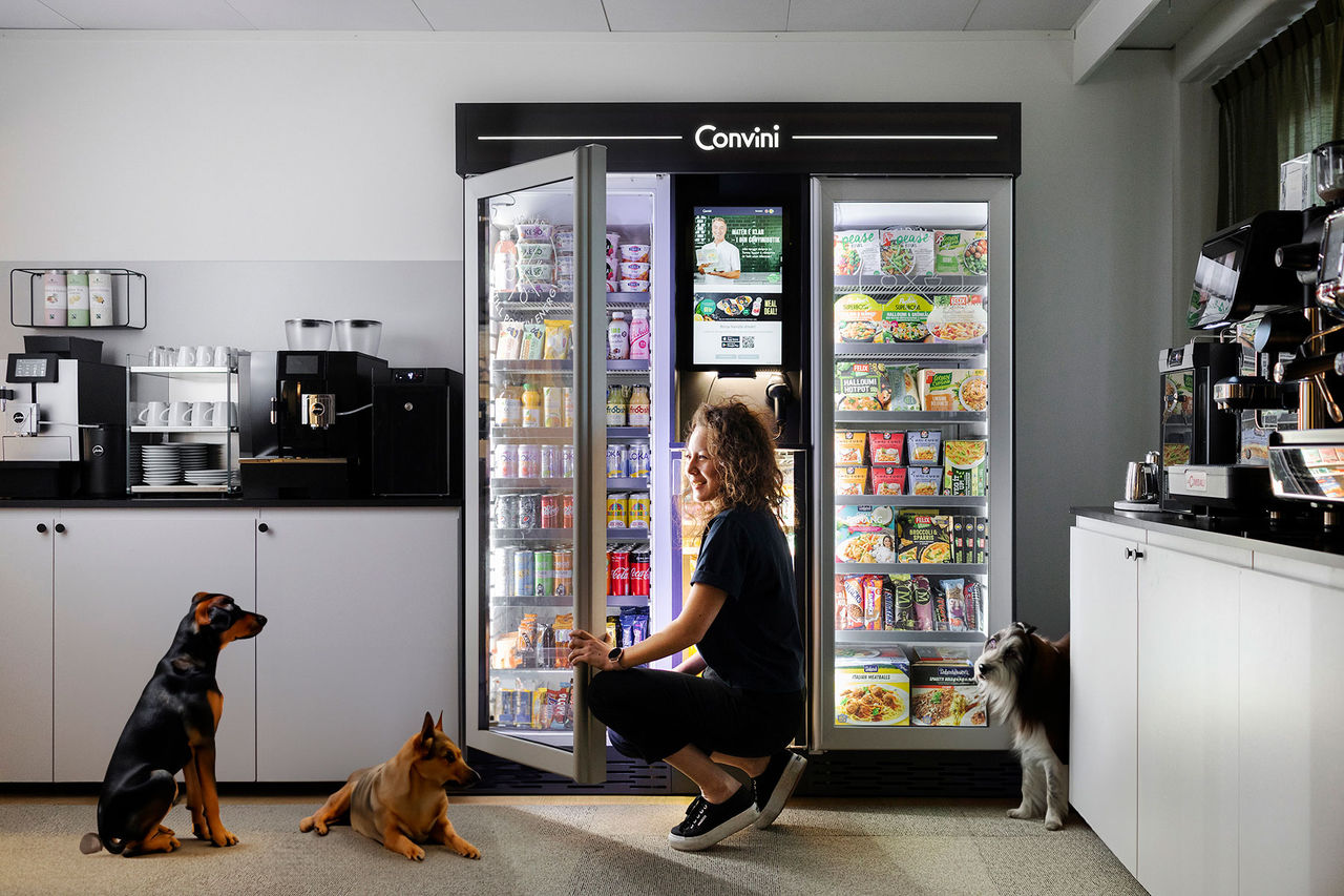 Convini börjar med mat för kontorshundar