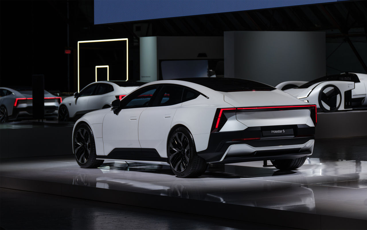Polestar 5 i produktionskläder
