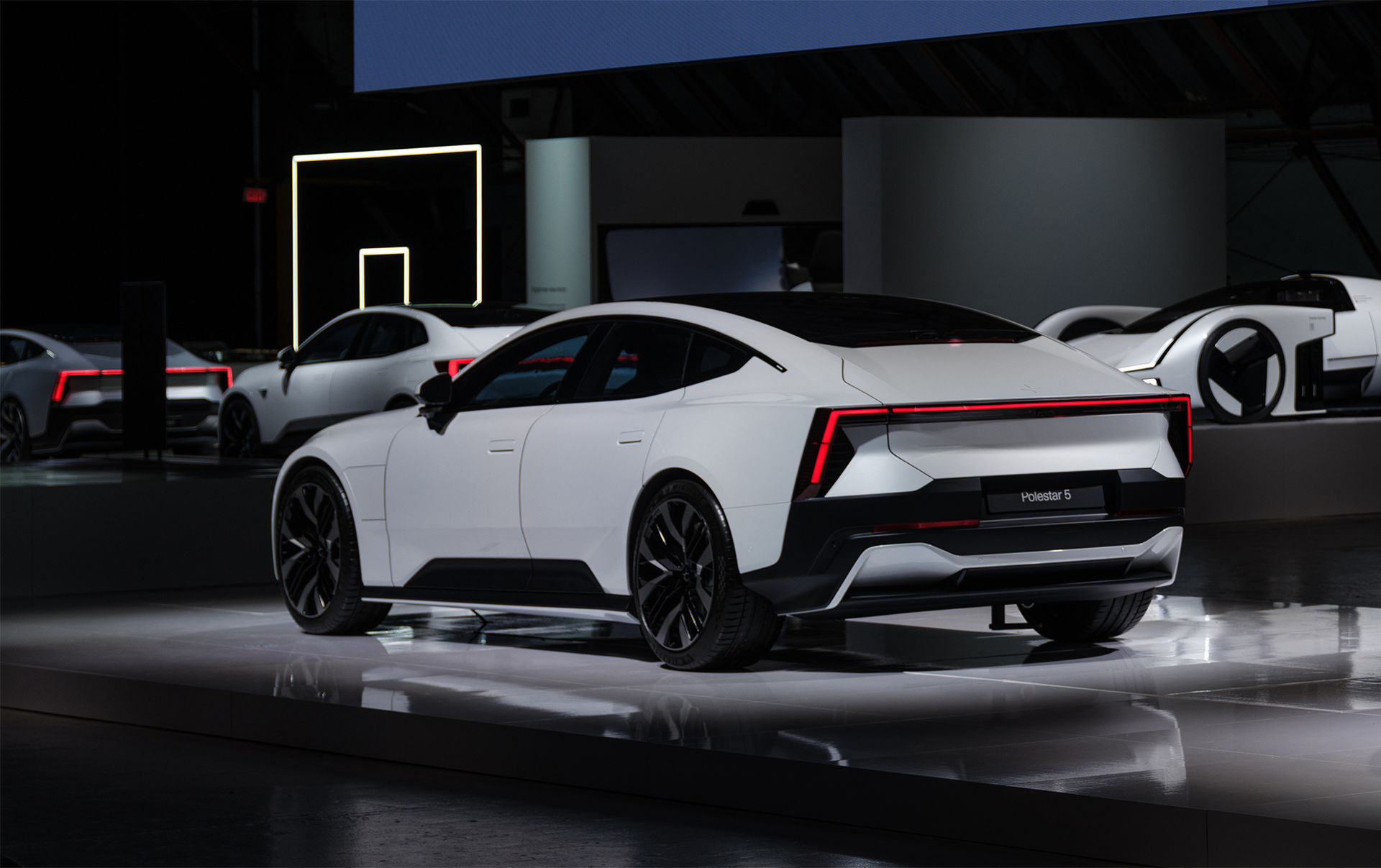 Polestar 5 i produktionskläder