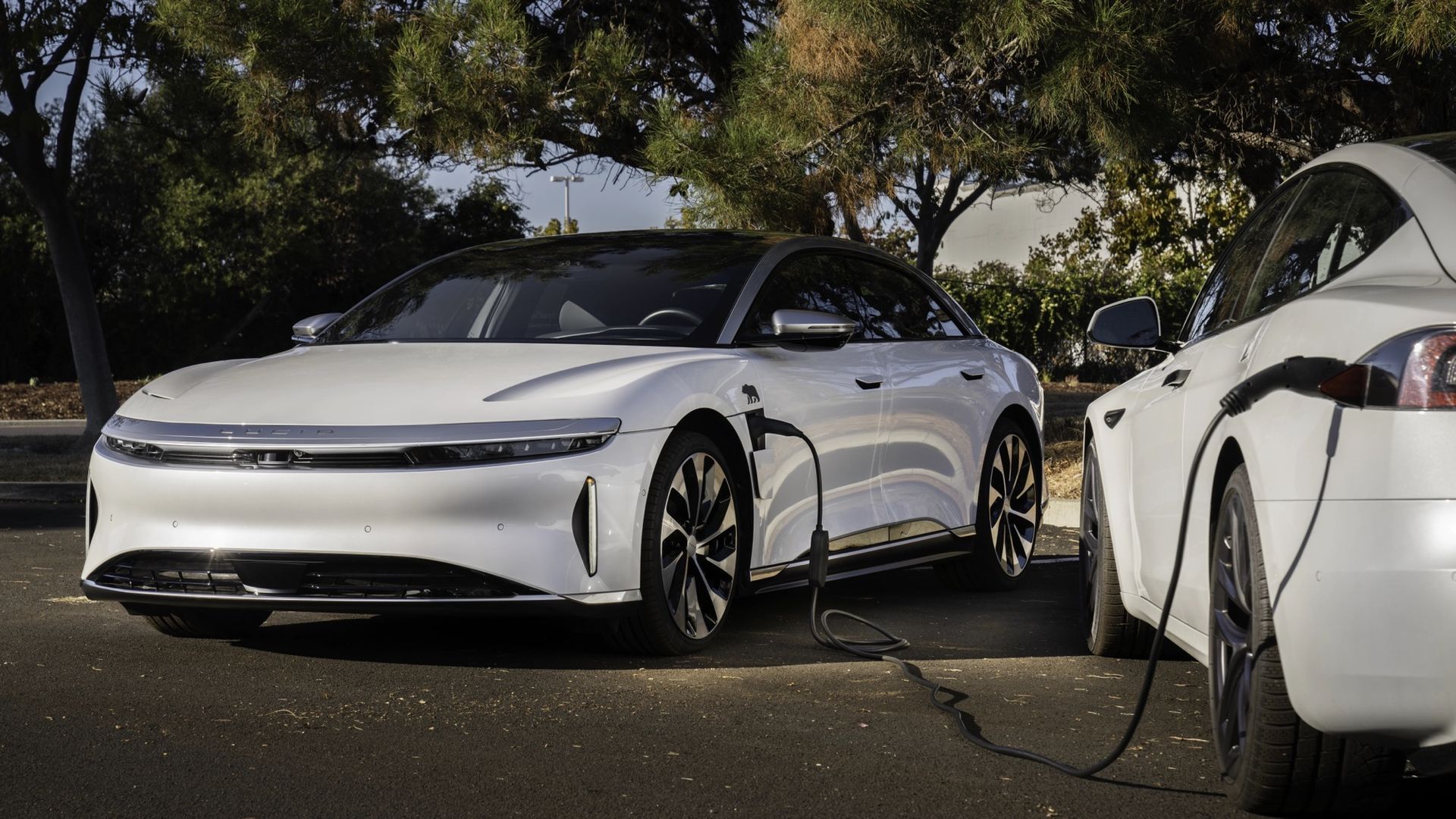 Lucids bilar kan nu ladda andra elbilar