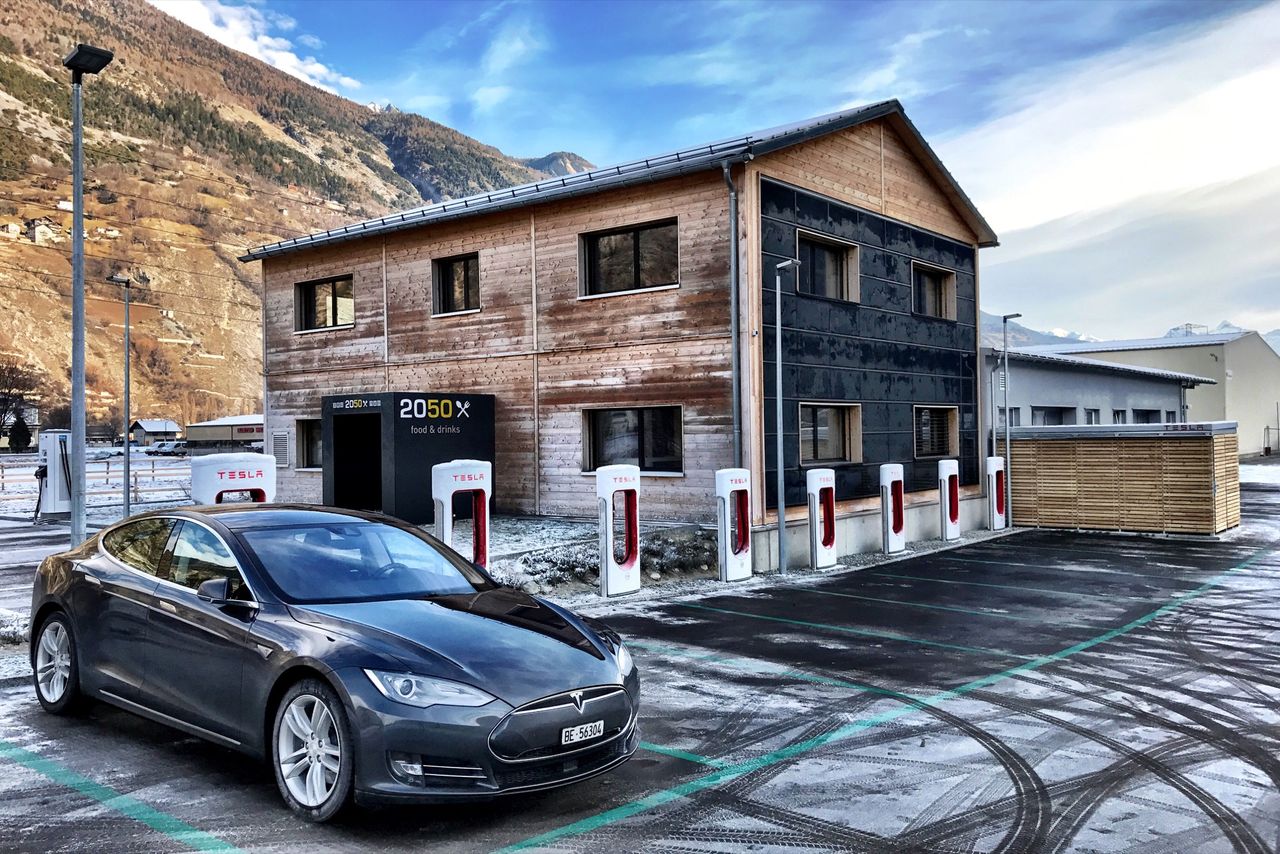Teslas laddnätverk får bäst betyg