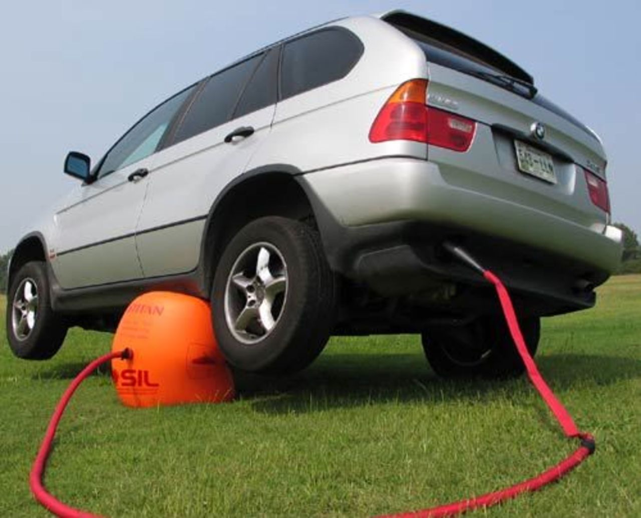 Domkraft som pumpar upp bilen med avgaser