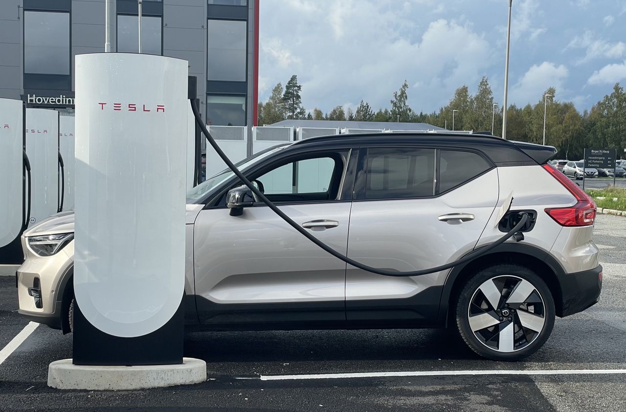 Idag öppnar den första V4 Supercharger-stationen i Sverige