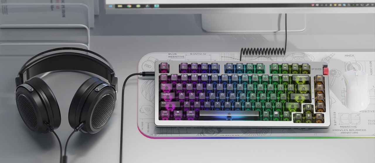 Fiio bakar in hörlursförstärkare i hifi-tangentbord