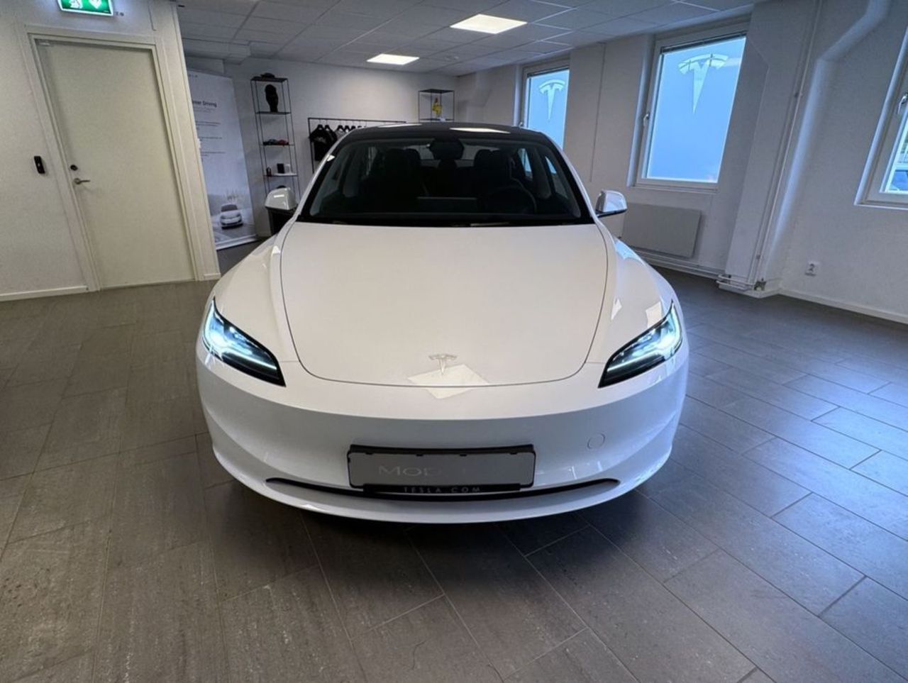 Tesla får sina regplåtar