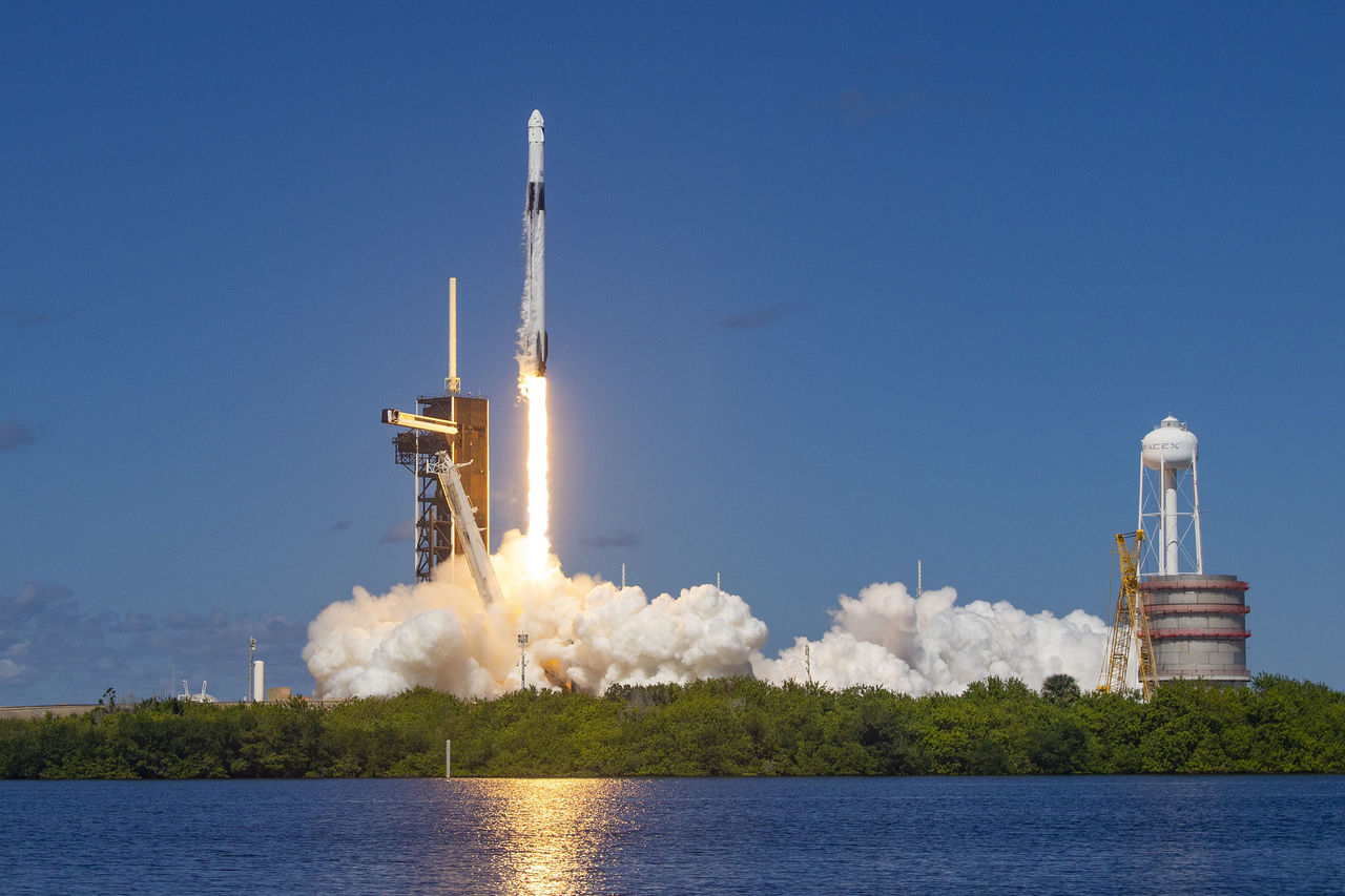 SpaceX ska skicka upp satelliter till Amazons rymdinternet