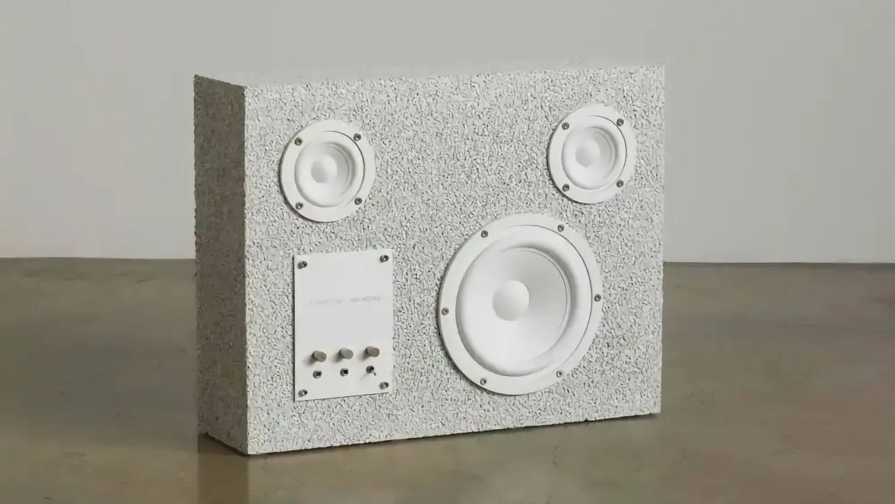 Transparent gör högtalare av gamla sneakers