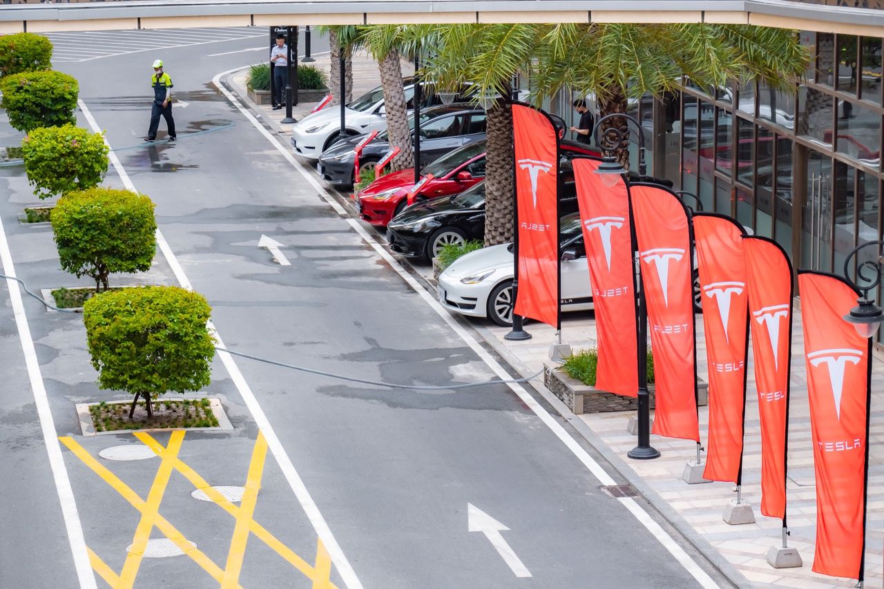 Danmarks största fackförbund varslar om strejk mot Tesla