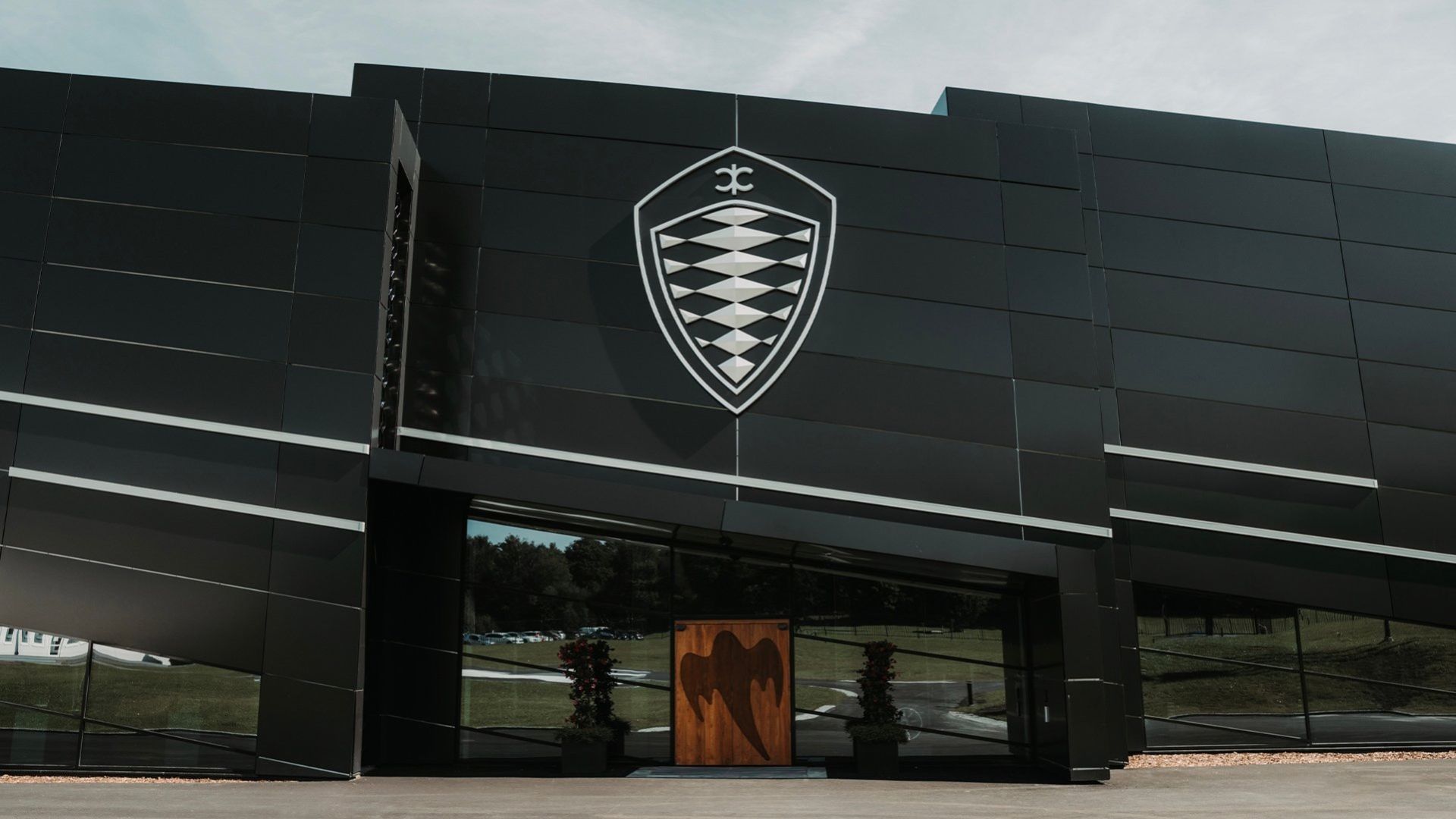 Buda hem en VIP-visning av Koenigseggs fabrik