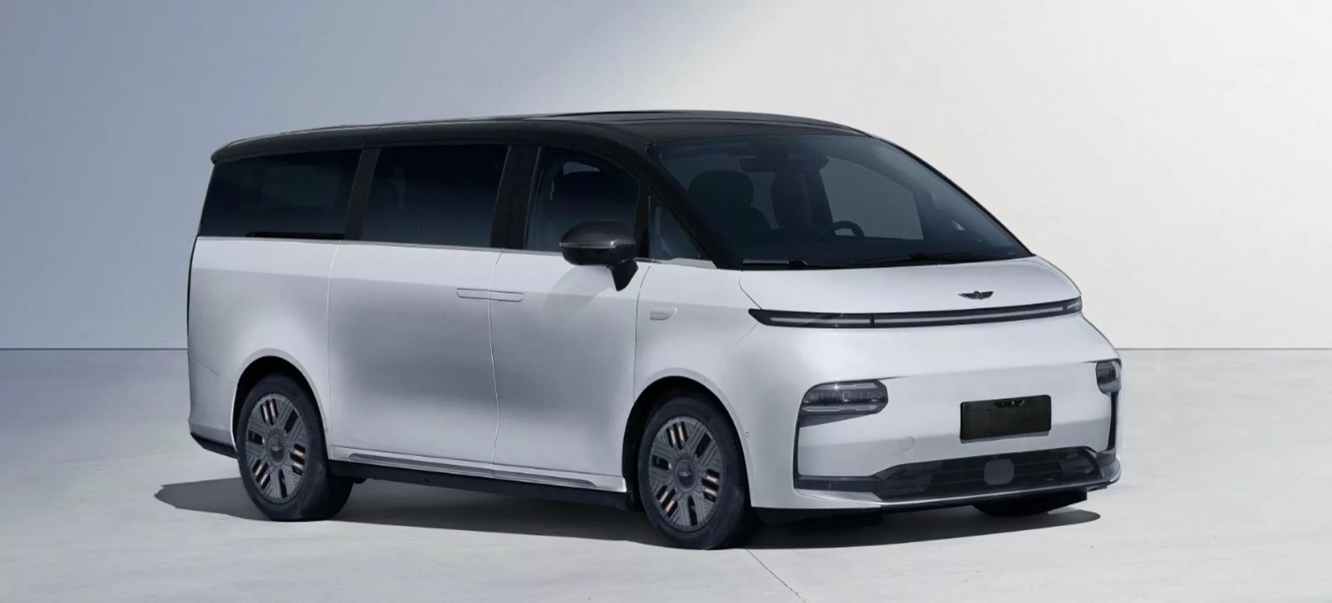 Bilder på eldrivna minibussen LEVC L380