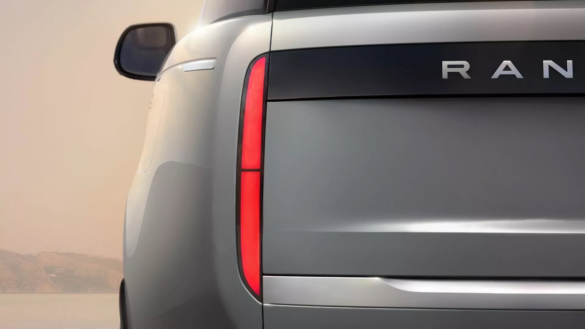 Nya teaserbilder på eldrivna Range Rover. Undra vad den kommer ha för ...