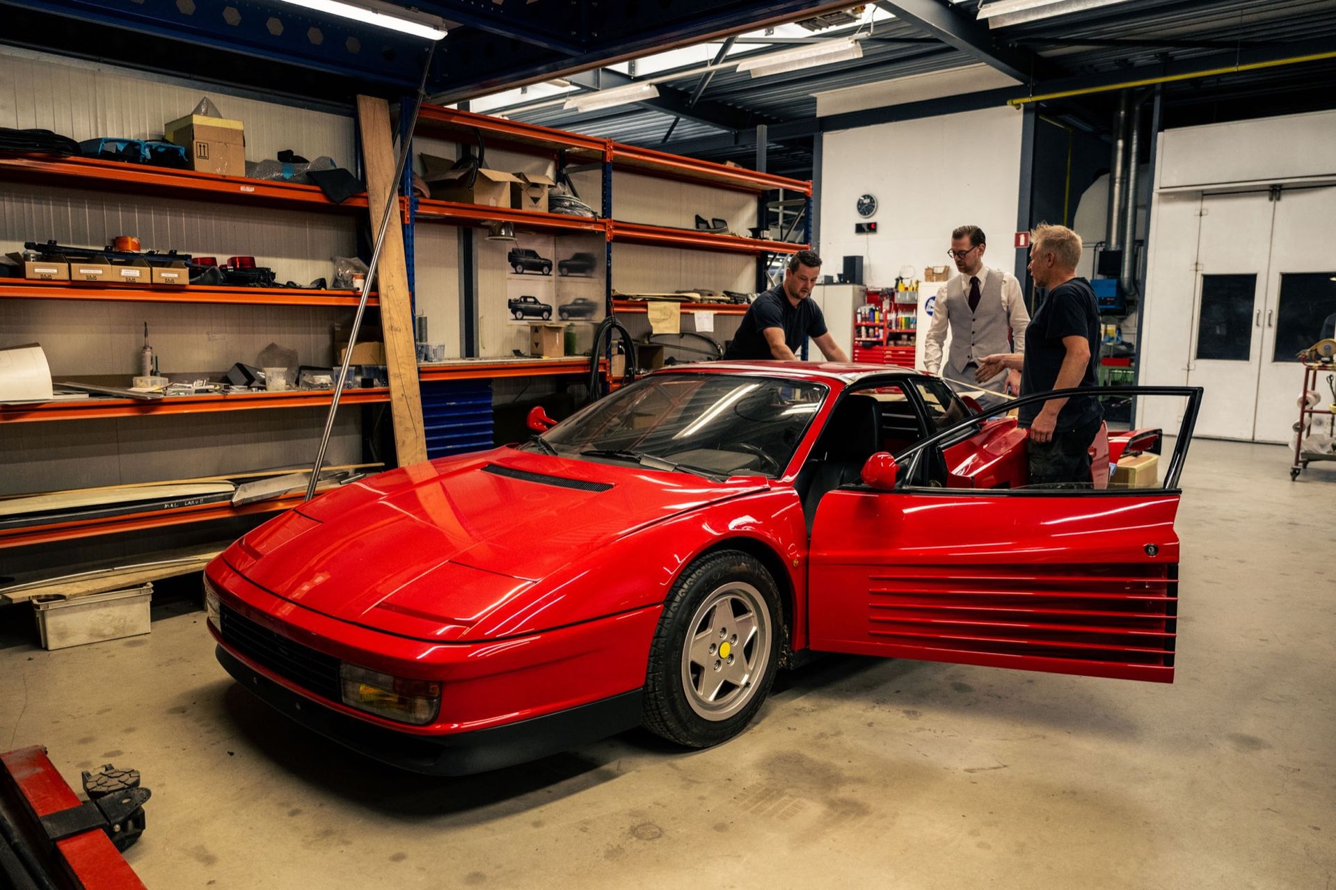 En Ferrari Testarossa med targatak är på gång