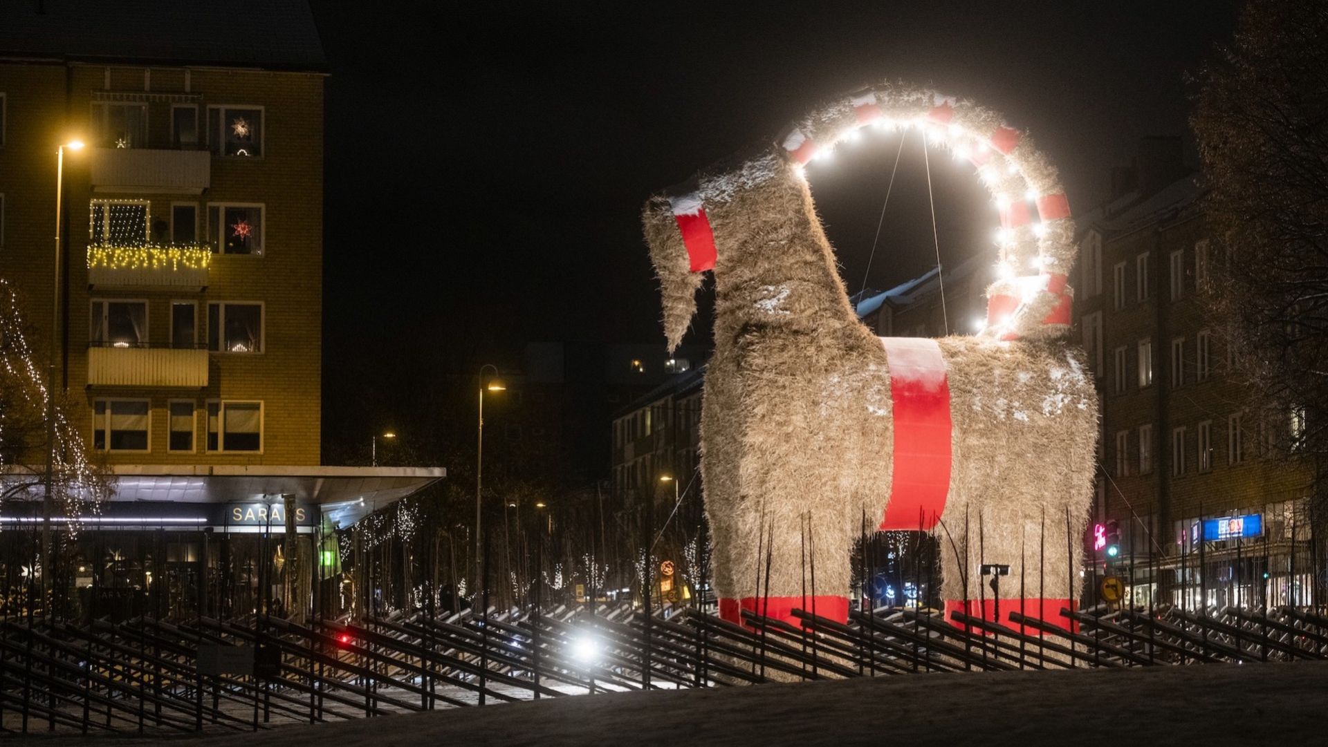 Gävlebocken får stå kvar