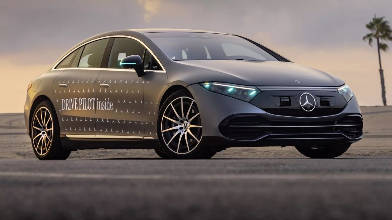 Mercedes med turkost ljus innebär att den kör autonomt