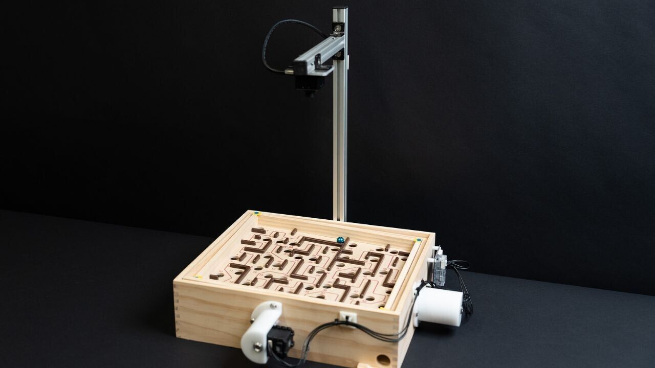 Robot slår människor i labyrintspel