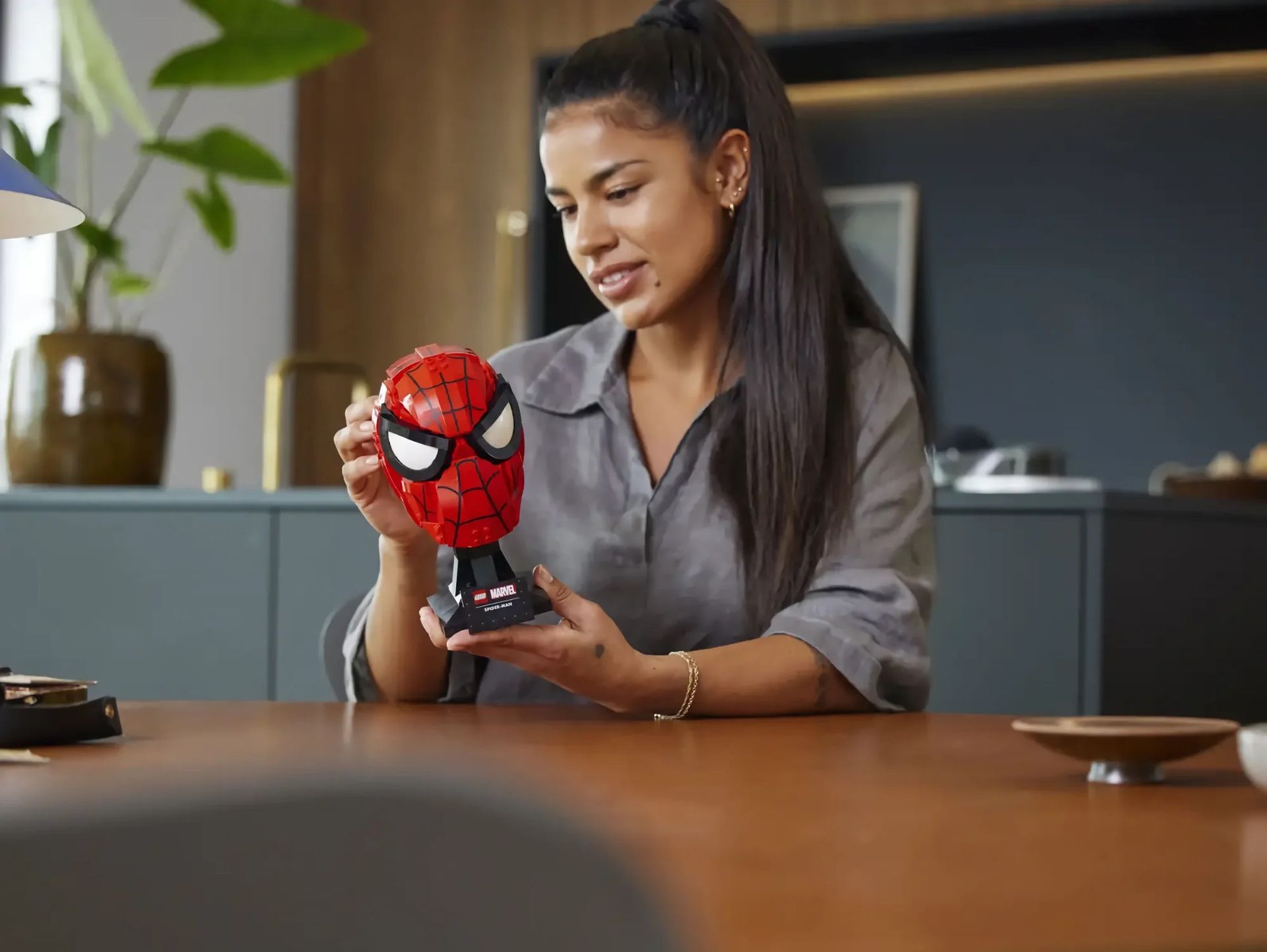 Bygg ihop Spider-Mans mask i Lego