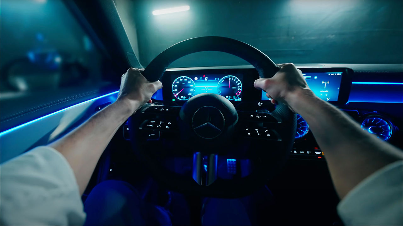 Köp en Mercedes med PS5-vibe