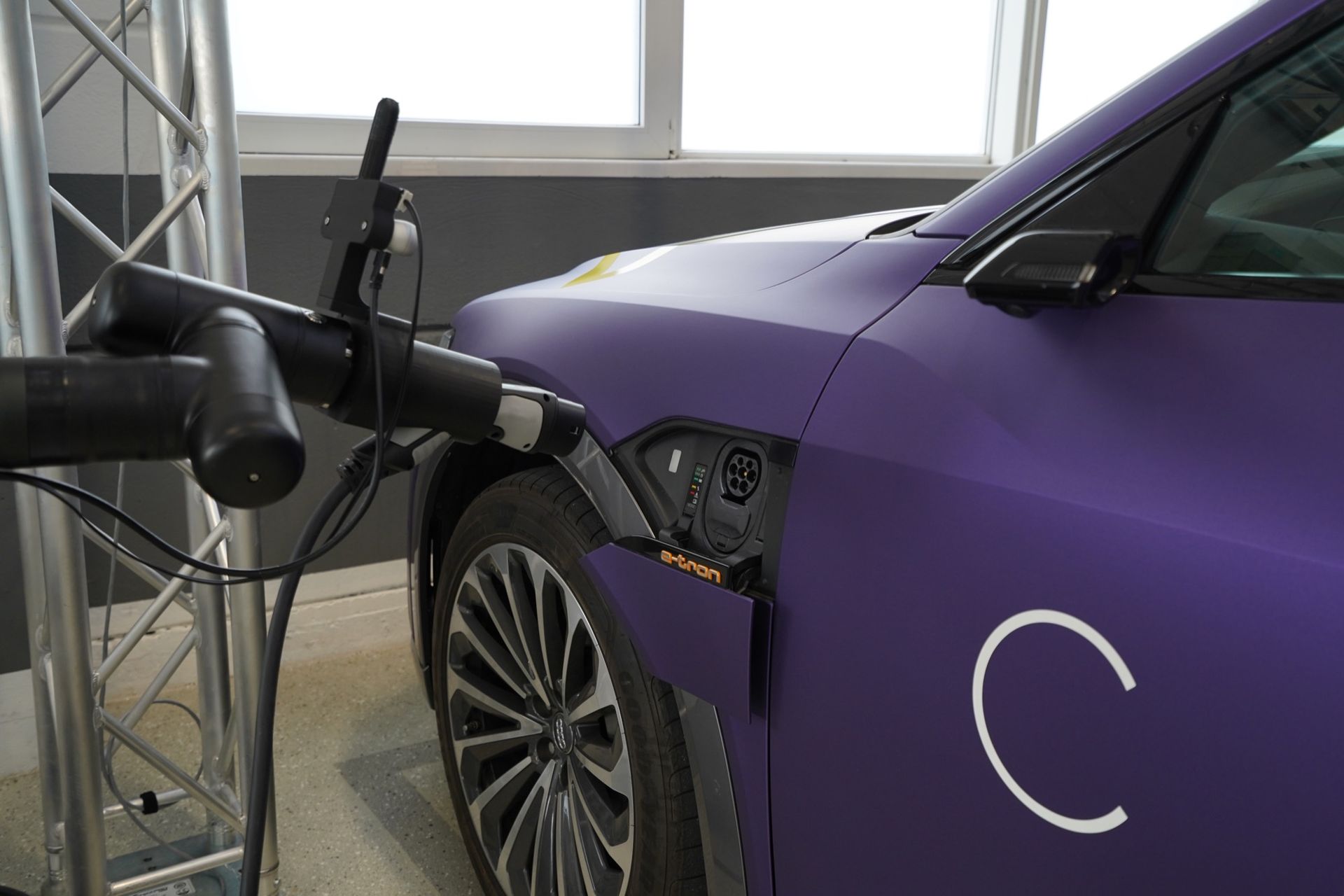 Bosch och Cariad visar självladdare av elbilar