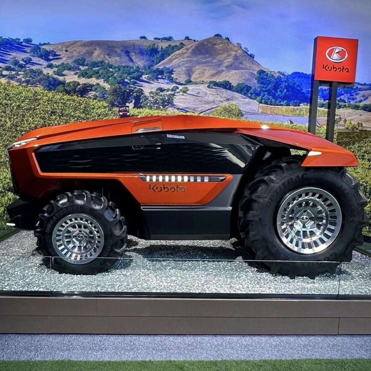 Kubota visar självkörande eldriven traktor