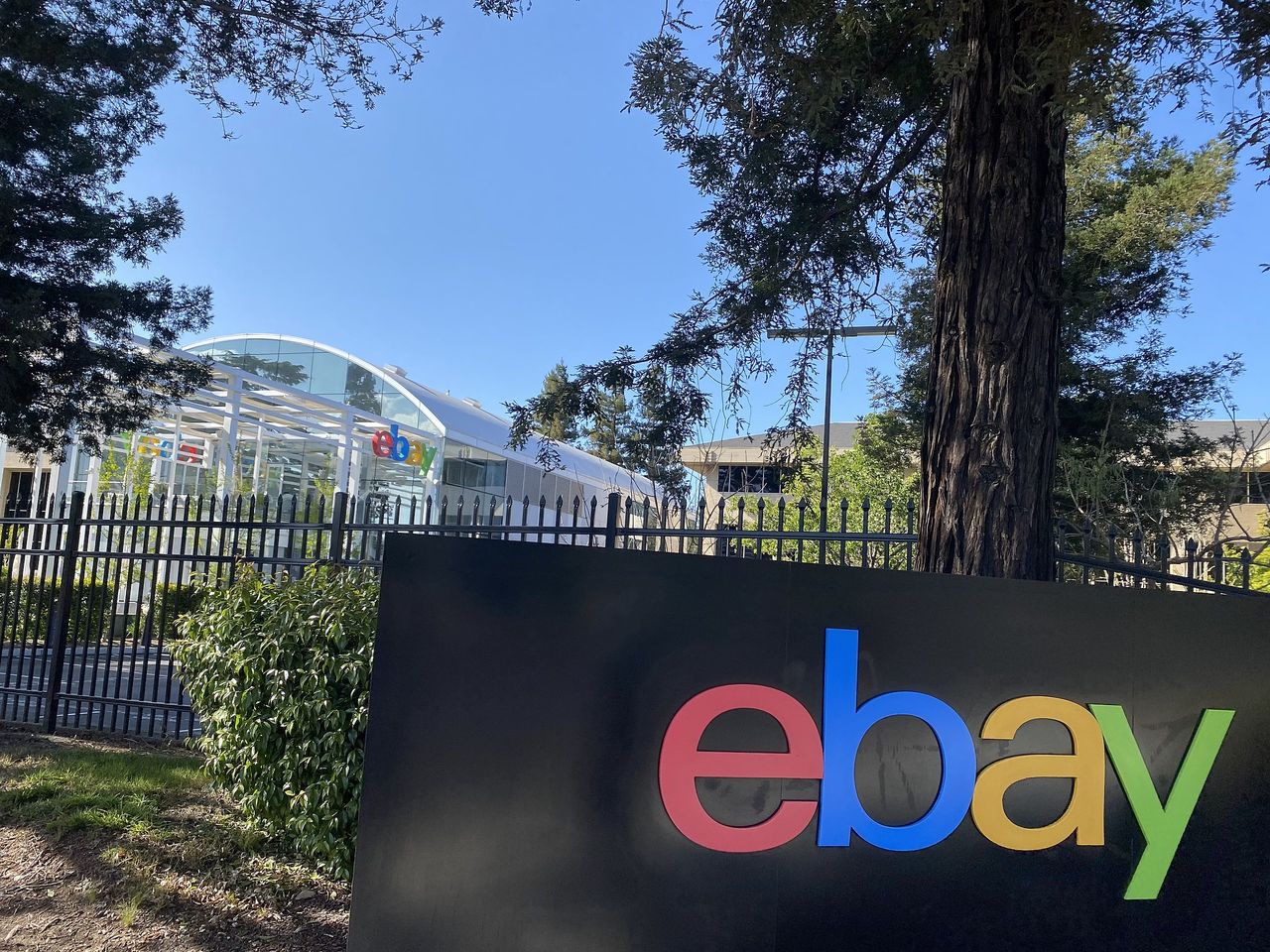 eBay kickar 1000 personer