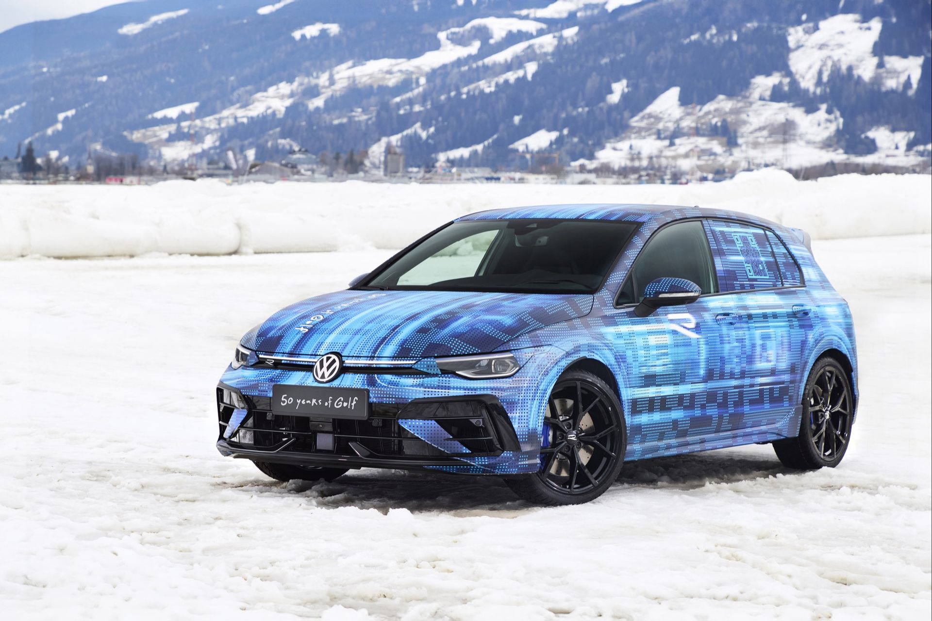 Volkswagen visar maskerad version av nya Golf R
