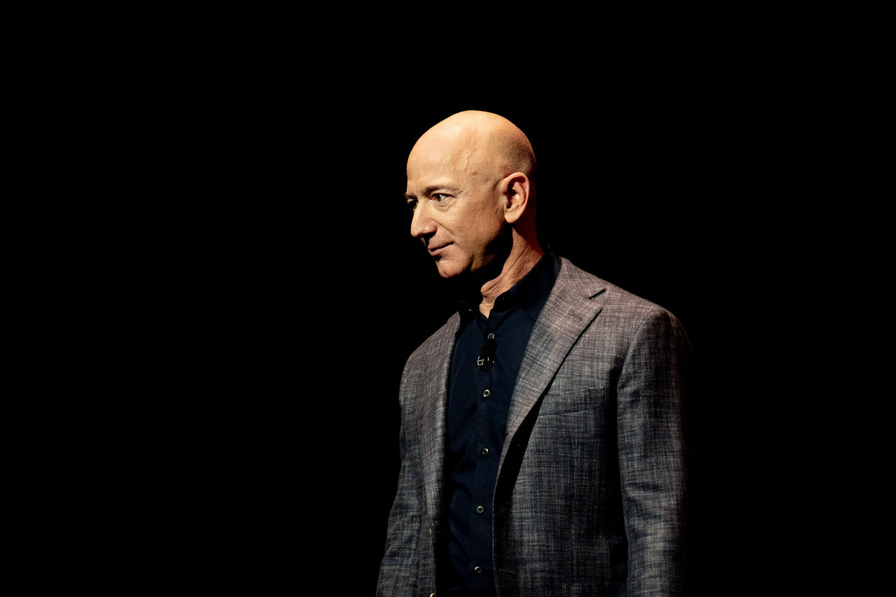 Jeff Bezos går om Musk som världens rikaste
