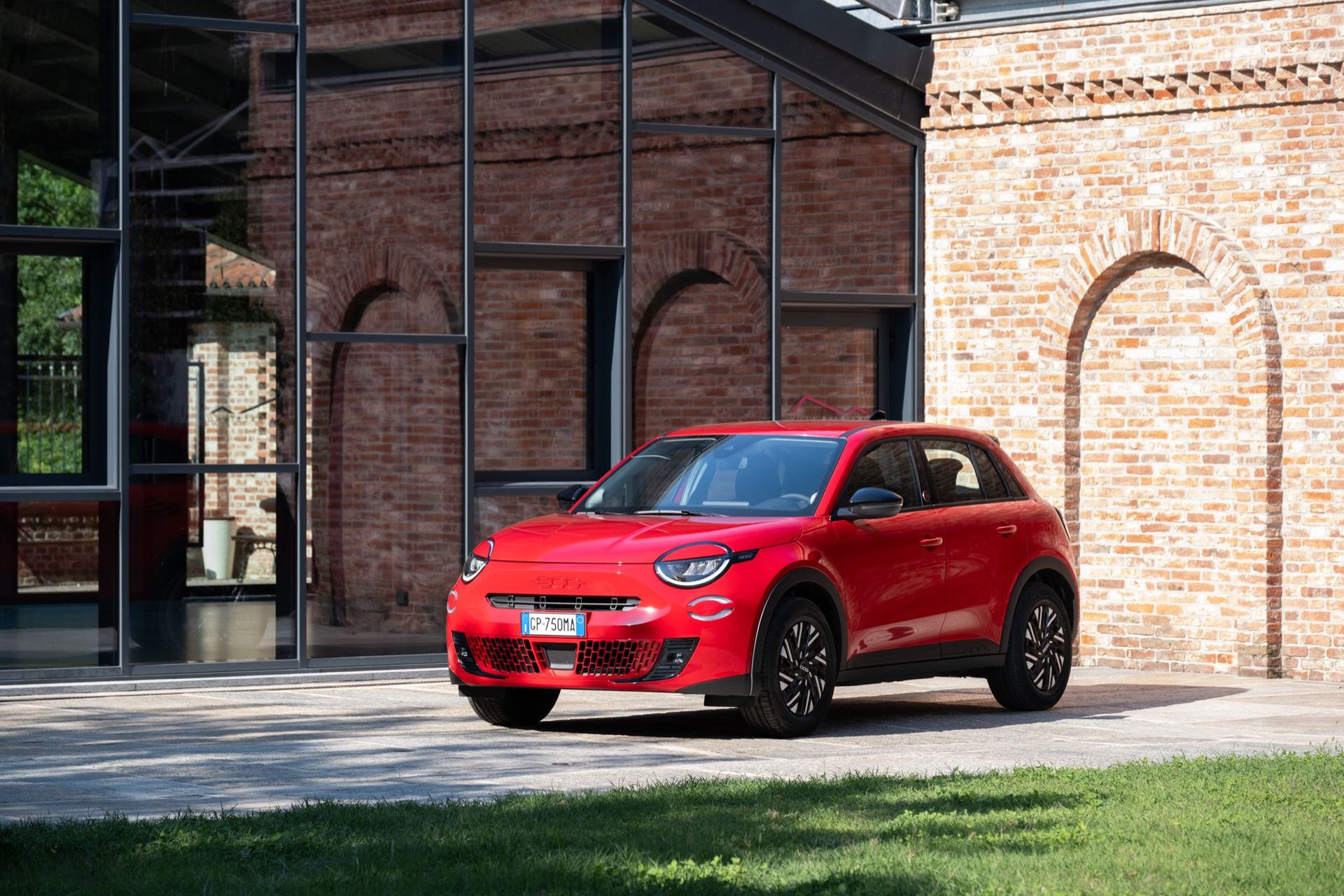 Nu börjar nya Fiat 600 att säljas