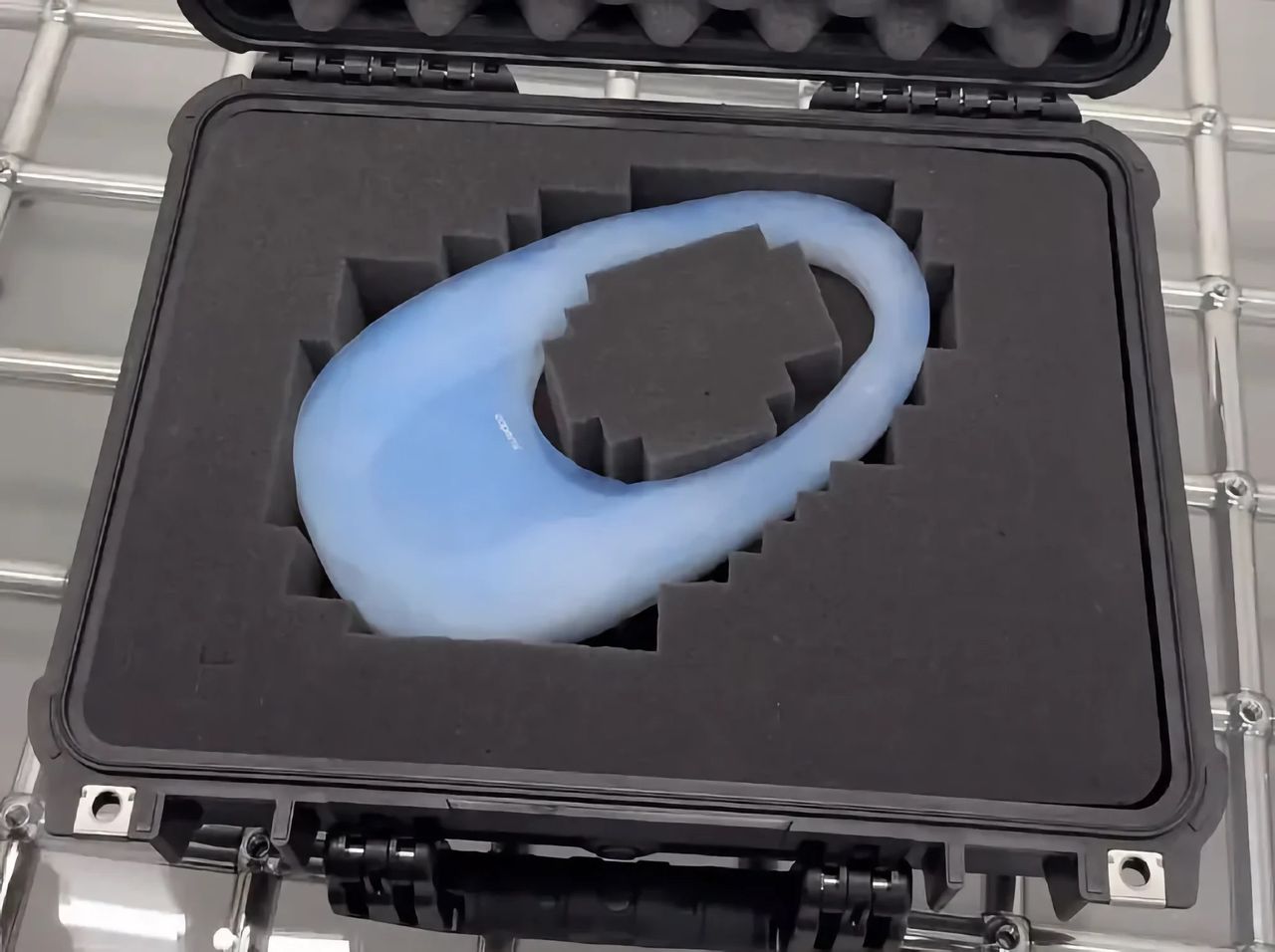 Coperni visar upp handväska i aerogel