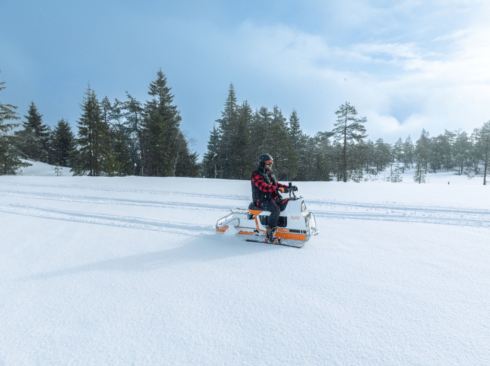 Klassiska snöskotern Larven återfödd med eldrift