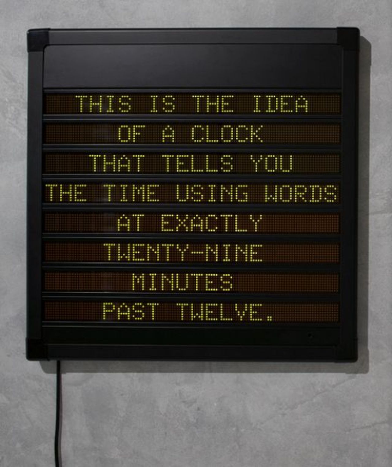 En klocka som visar tiden i text